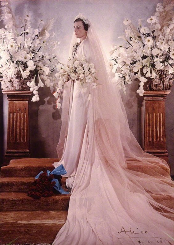 wedding dress of lady alice montagu douglas scott Princess Alice, Duchess Gloucester (neé Christabel Scott) on her day, 1935. 📷 : Madame Yevonde. As well as being the longest living royal (1901 colourway-corbin