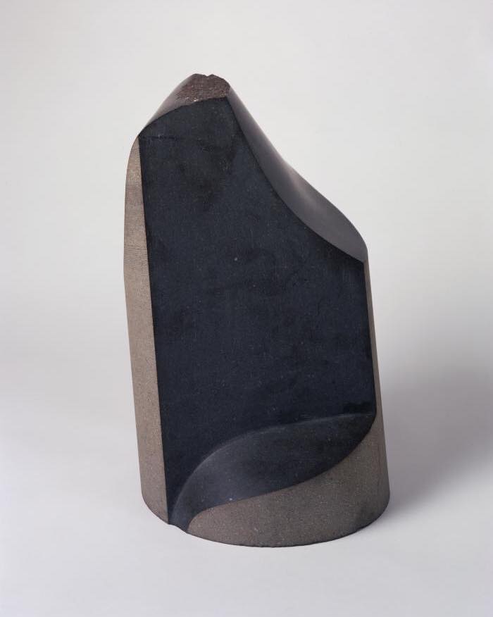 EMe Muskan ouvre les cahiers. - Isamu Noguchi Untitled 1982 basalt ...