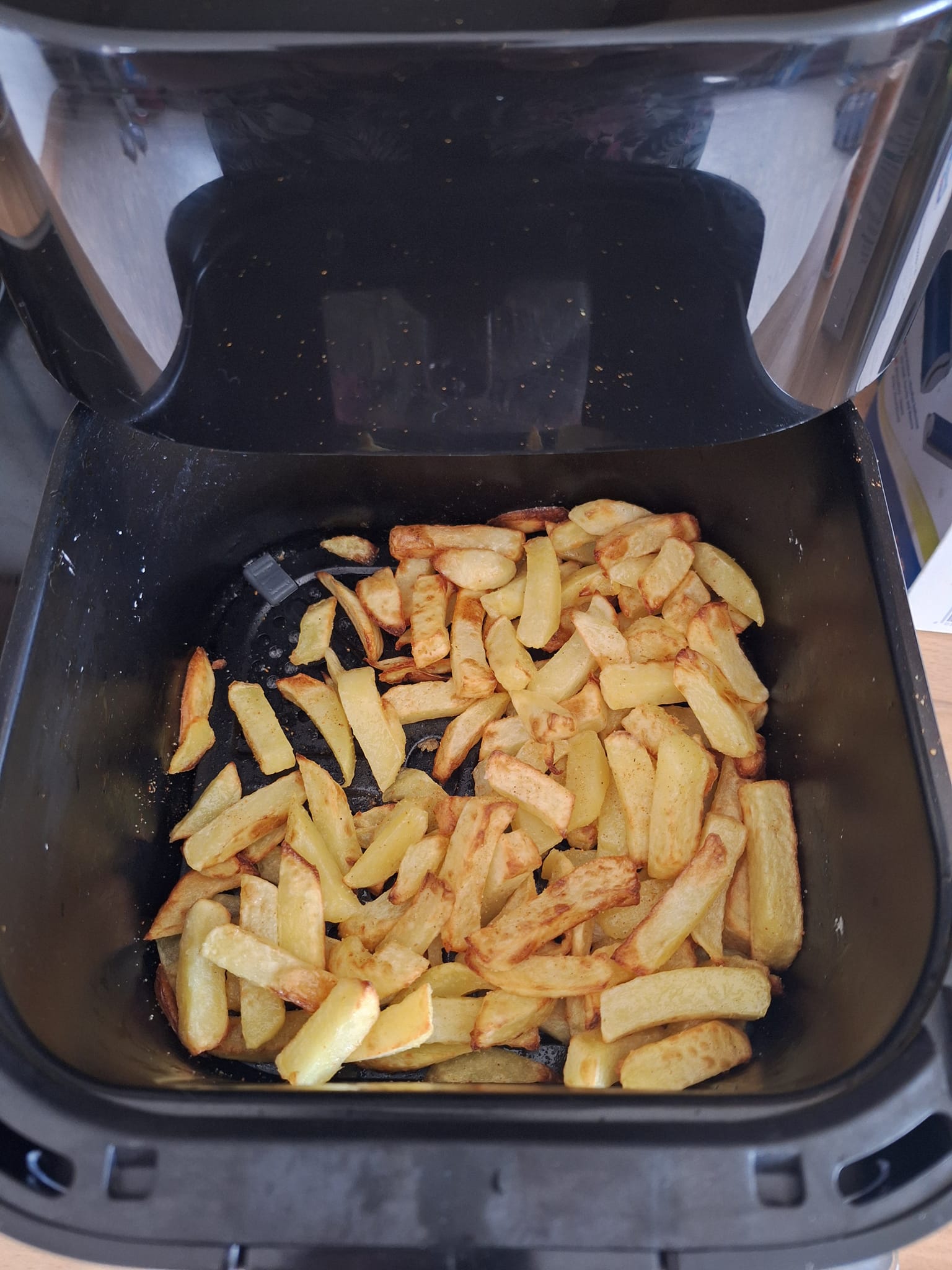 Heute gab es selbstgemachte Pommes.Habe die Kartoffeln im Nicer Dicer geschnitten eine halbe Std. ins Wasser gelegt anschließend mit Küchepapier abgetupft bisschen Öl und Speisestärke drauf, geschütte