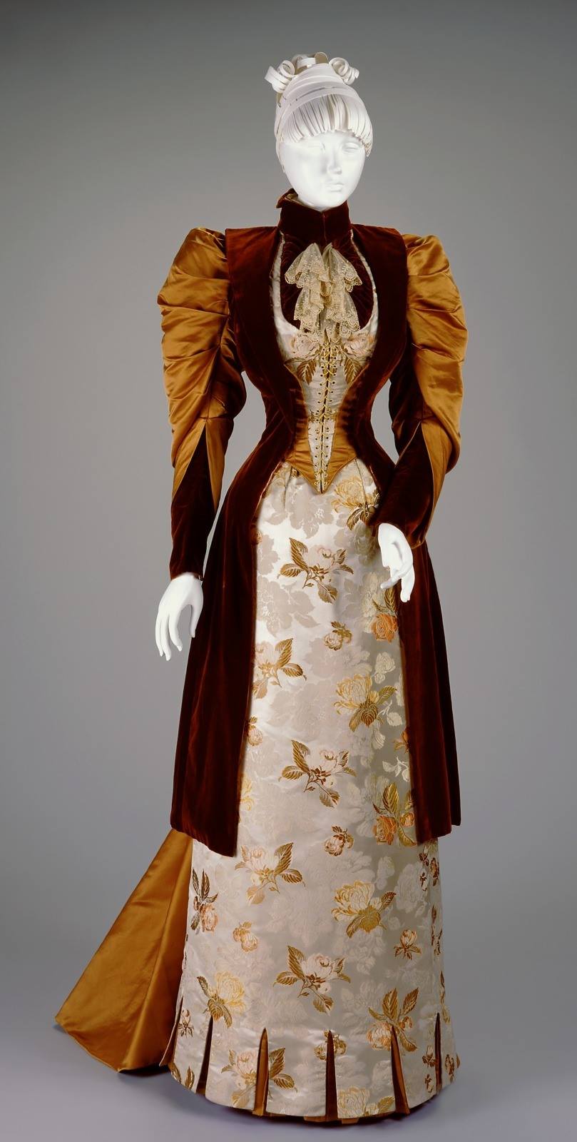 1912 ladies dresses Upper class dress code in demanded that women wear three different outfits a day titanic 1910s evening gown