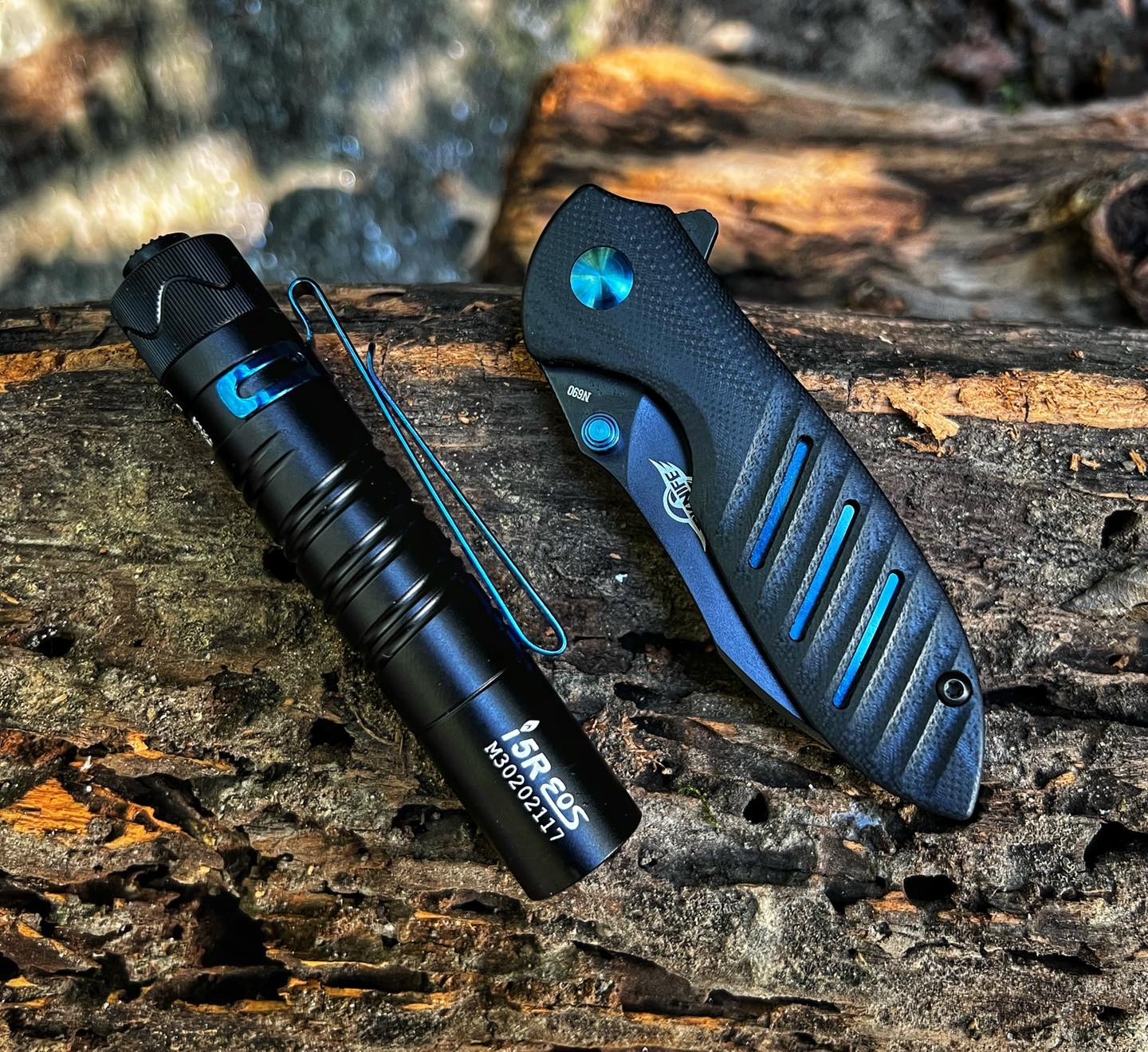 olight flashlight artwork i3T EOS LED (Black) The minimalist user interface of the I3T makes using this flashlight straightforward OLIGHT Walker 2000lm 470m LED