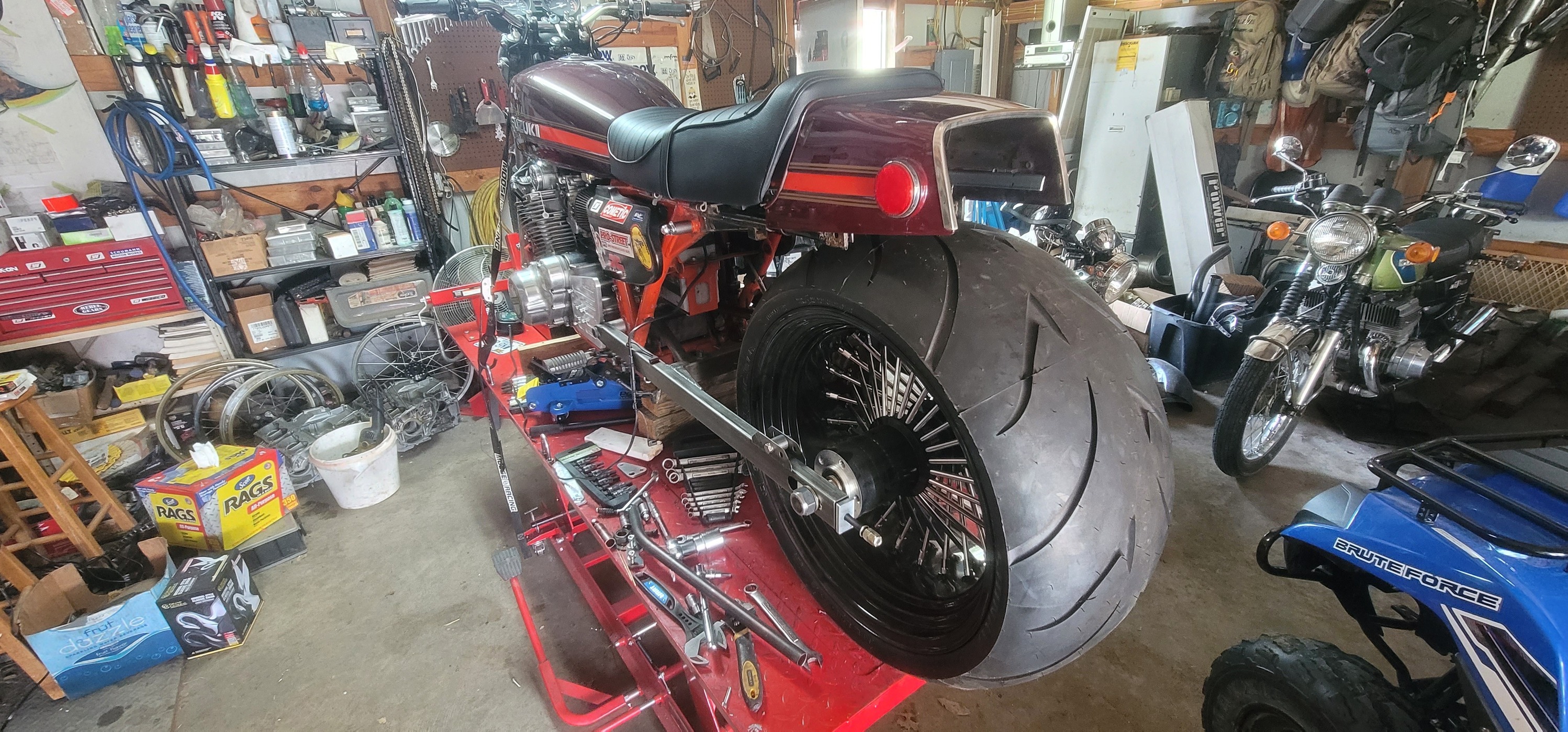 Suzuki GS1000 with stretched frame and fat tire
