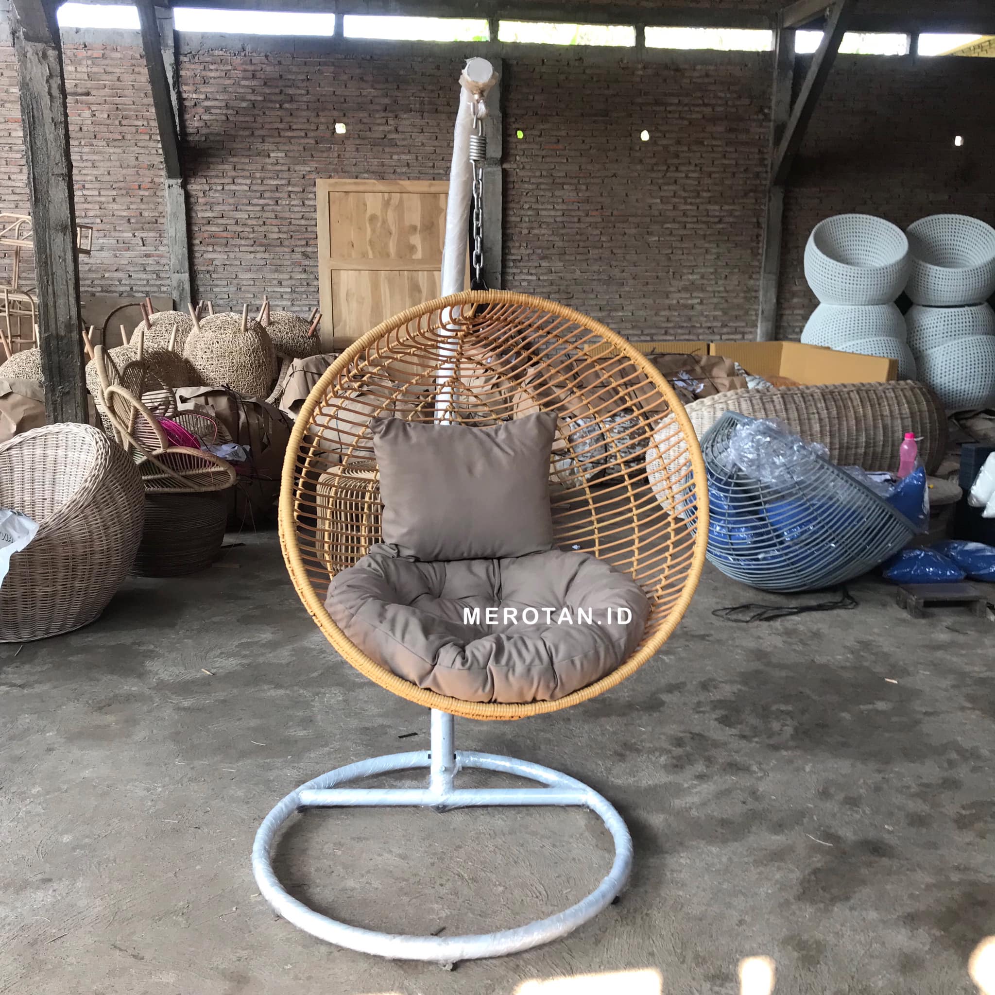 MEROTAN.id - Ayunan Bulat Rotan Sintetis Material