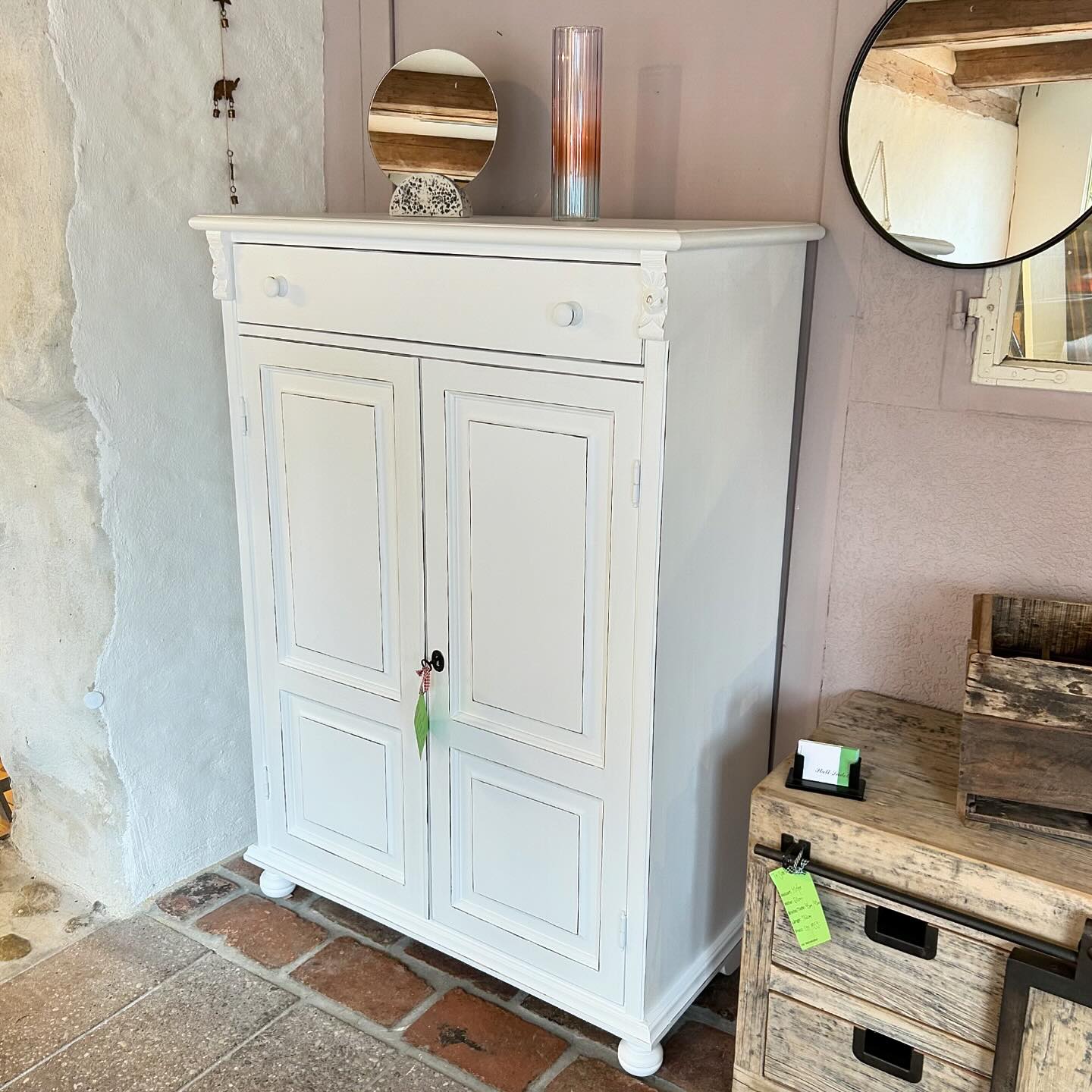 Halbhoher Schrank mit einer Schublade aus Tannenholz H140cm, L100cm, T50cm #stalllädeli #dübendorf #laden #möbel #deko #schrank #tannenholz #pine #weiss #landhausstil #vase #spiegel #home #homedecor #homeliving #homesweethome #decoration #dekoliebe