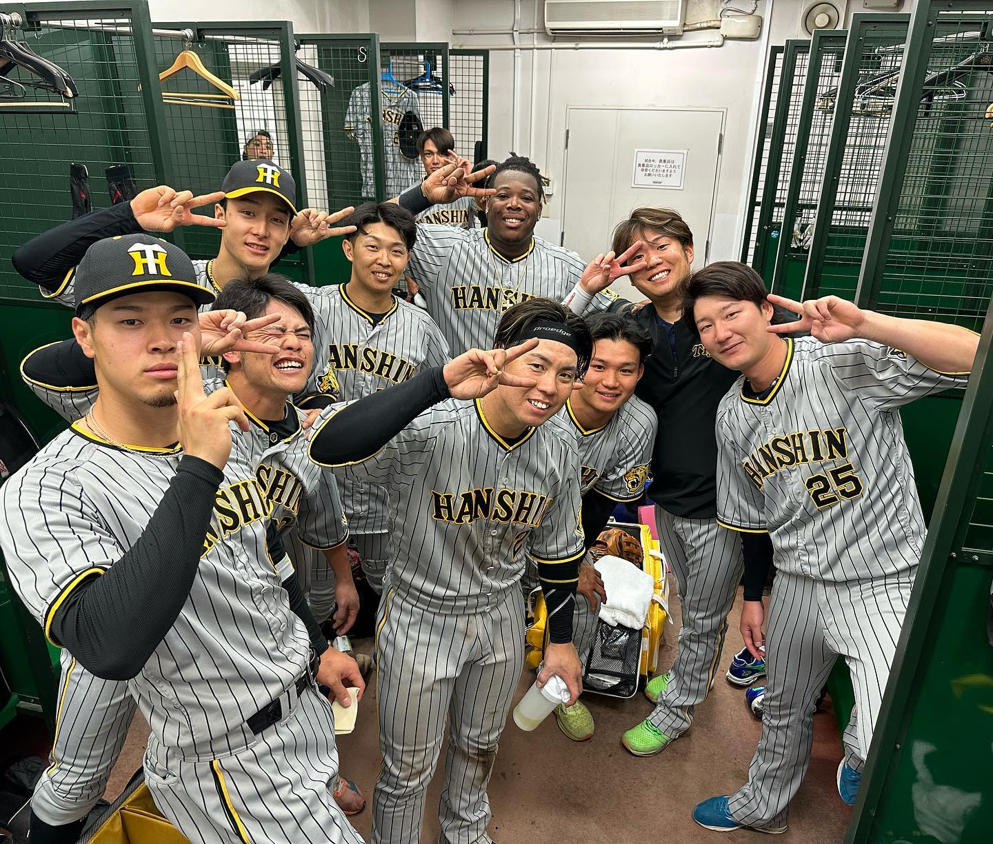 阪神タイガース - みんなで勝利の#ミエちゃんピース ！ #西勇輝 選手 