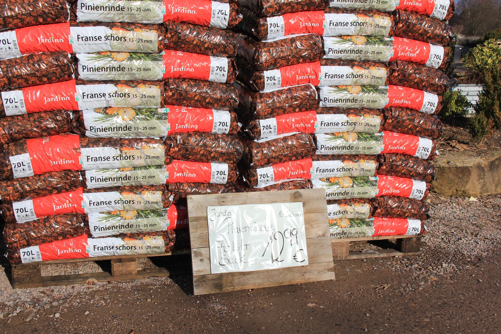 ANGEBOT ... HofGenuss Ziegelhütte ... ANGEBOT Jardino Pinienrinde 0-8 mm 70 Liter Sack 9,99 € Jardino Pinienrinde 2-8 mm 70 Liter Sack 9,99 € Jardino Pinienrinde 15-25 mm 70 Liter Sack 12,99 € Jardino Pinienrinde 20-40 mm 70 Liter Sack 12,99 €