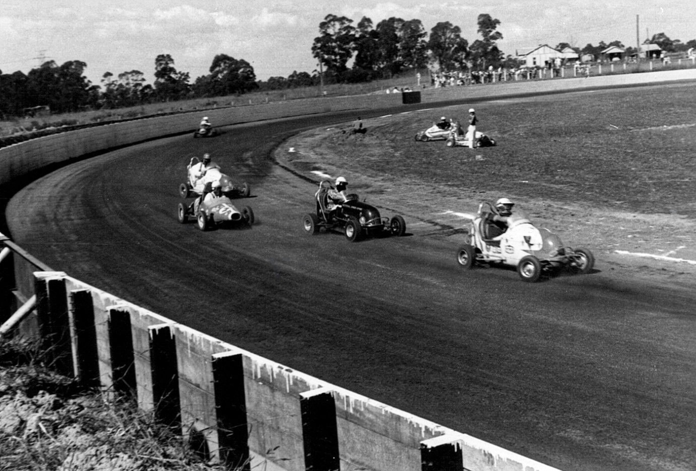 Speedway - Is that Ray Platt leading with Alan Streader running fourth ...