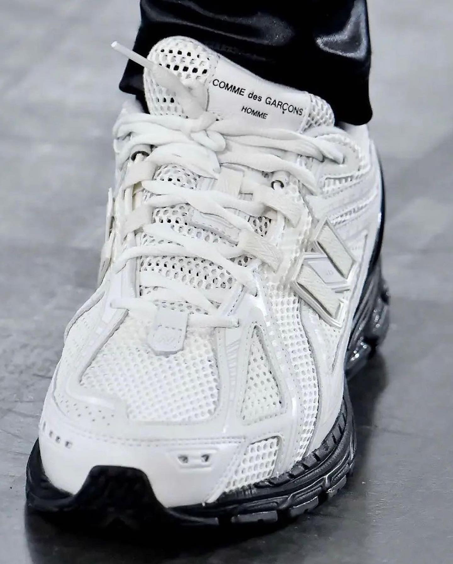 COMME des GARÇONS HOMME x New Balance 860v2 with monochrome color 