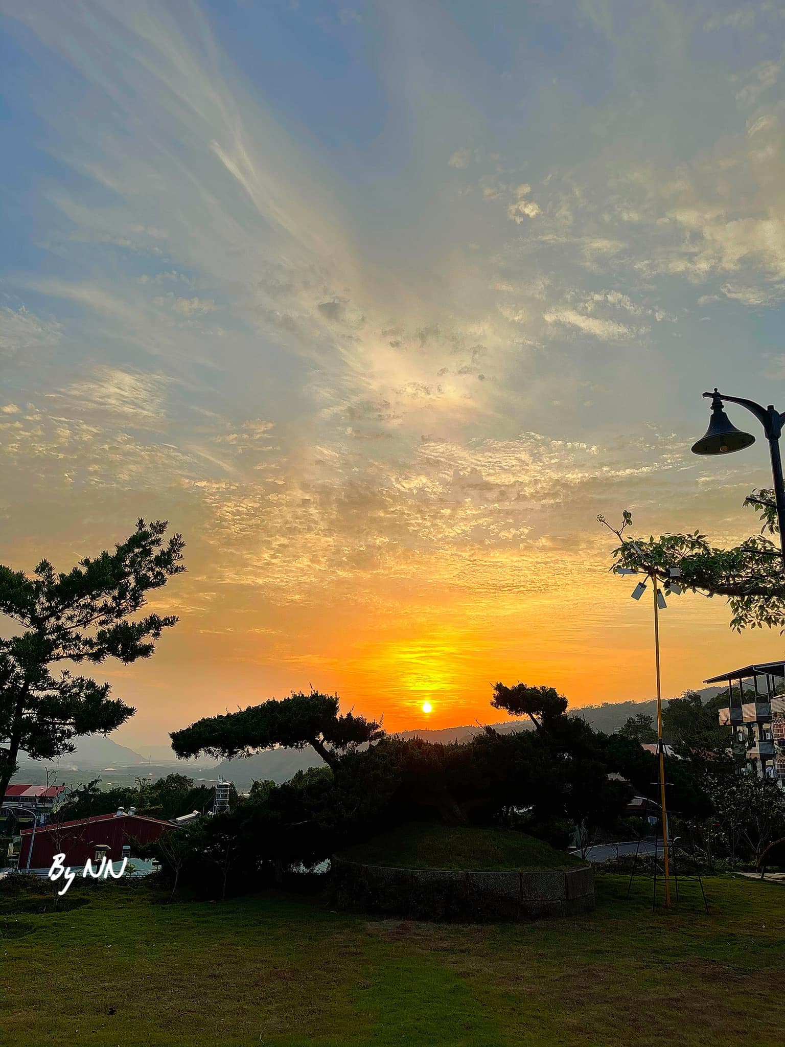 五山三水 - 今天天氣晴朗☀️ 雲彩也是美美噠～ 趁著傍晚時分～ 趕快捕捉夕陽回家的樣子跟大家分享～ #落日餘暉... | Facebook