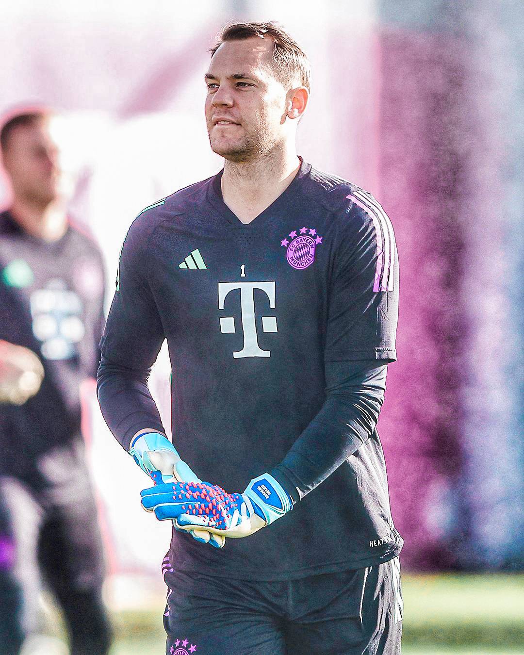 Football - 🇩🇪 🧤 Manuel Neuer makes his first appearance for Bayern ...