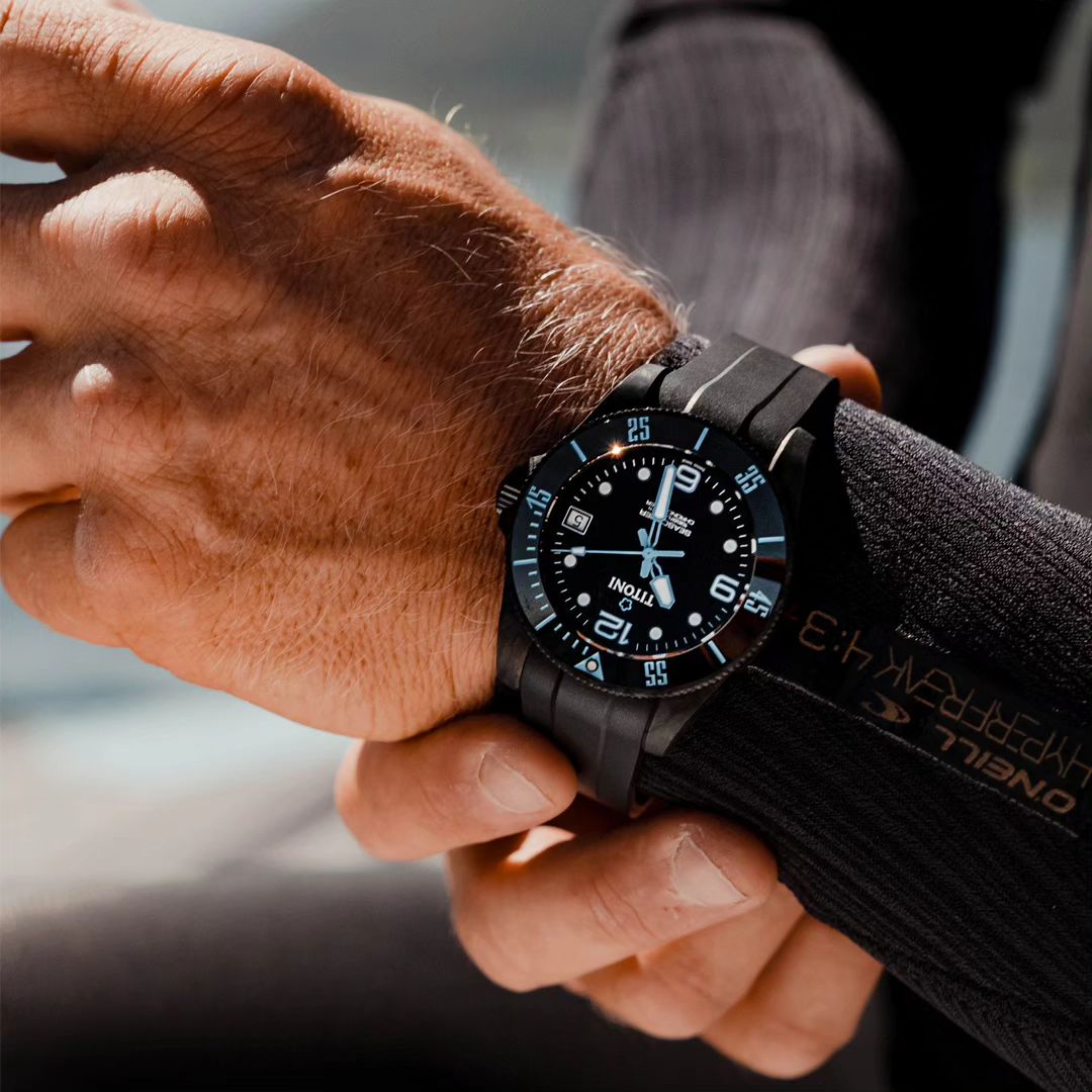 Swiss - The Seascoper 600 CarbonTech guarantees a water resistance of ...