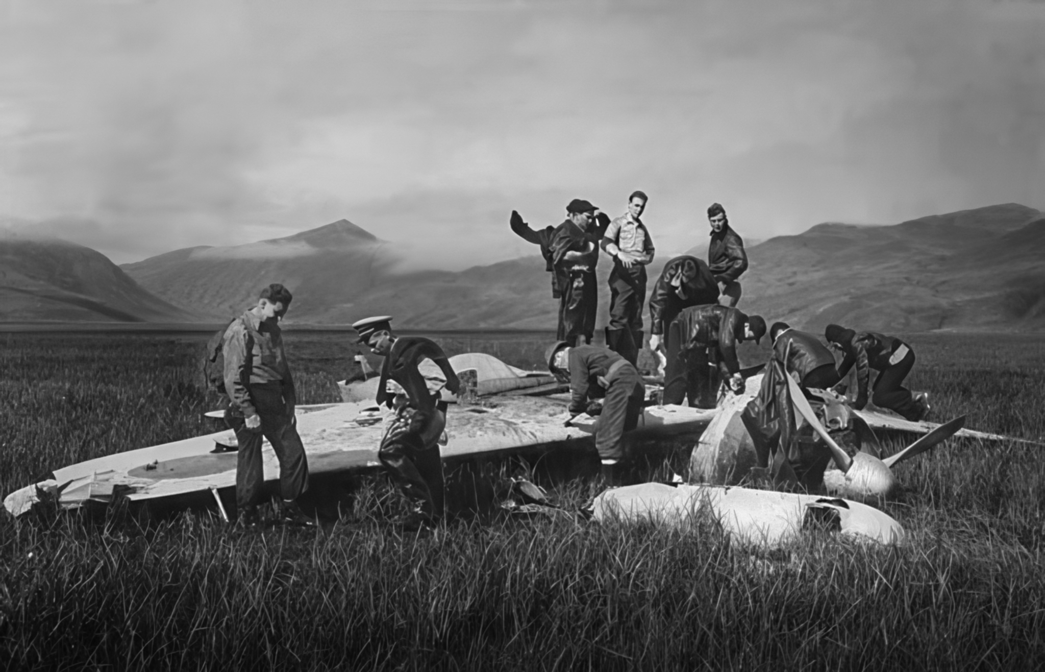 落日山下 US military recovery crew on July 11, 1942 gathers around an