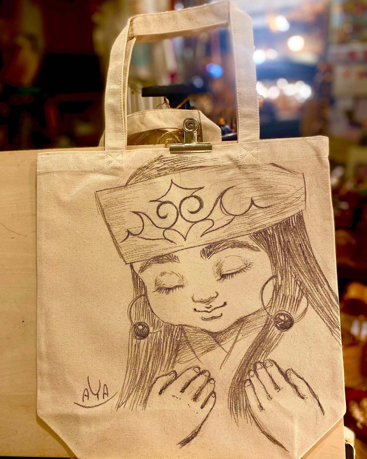 トートバッグ描かなきゃ…最近オヒョウニレばこり触ってたので、売る物 