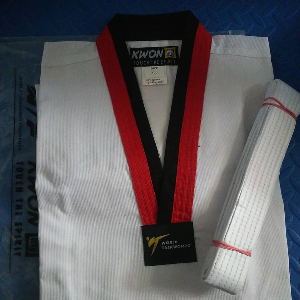 Dobok Taekwondo Kwon Victory Poom - Blanc Revers Noir/Rouge - Taille 120-180cm