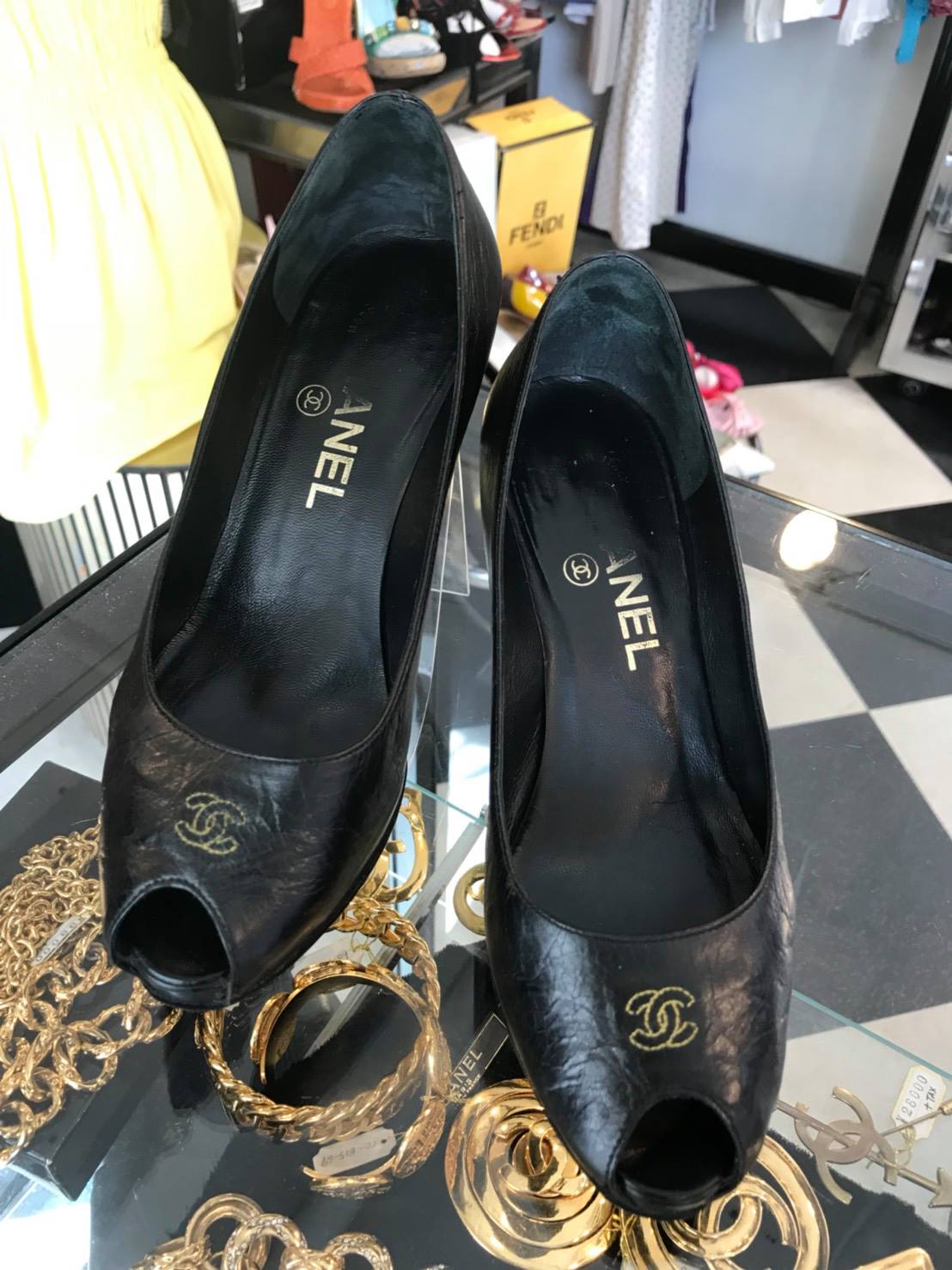 Smith&You 下北沢 - CHANEL >>>SOLD ロゴ入り厚底ヒールサンダル Size 
