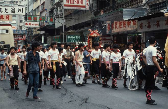 大埔特別行政區 30年前的懷仁街 今日仍然有幾間老舖健在最勁都係福和棧 到而家依然keep得咁閃令令 原來隔離係間雀店 另外川圖都係我最常到的文具店 當然主力係去睇玩具街頭仲有一位老醫生 叫關學堃 當年的學童保健計劃選了他做指定醫生 睇佢的價錢同排街症