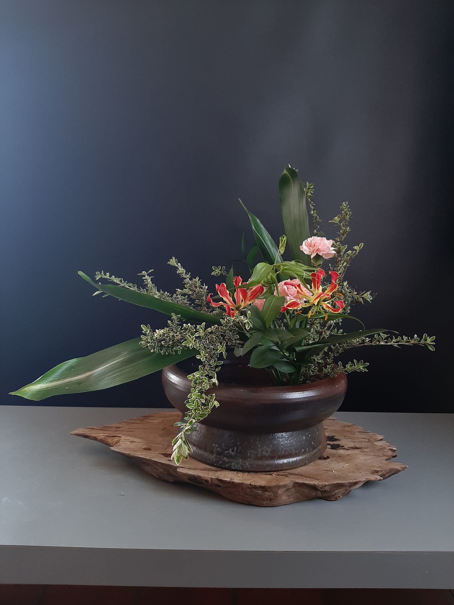 In Flower - 倒掛:使枝低於盤。第一型：主花盤中。 斑葉蘭為輔使枝，增加強度，呈現迴向。...