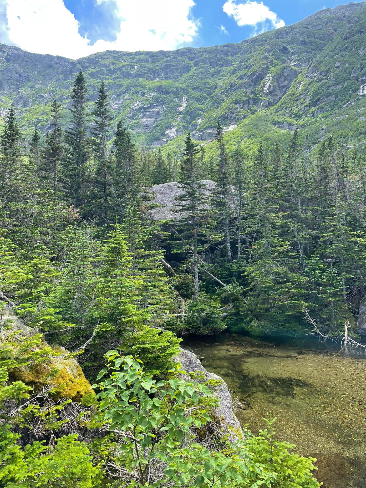 Great Gulf trail to Spaulding Lake hike with cascades and water 