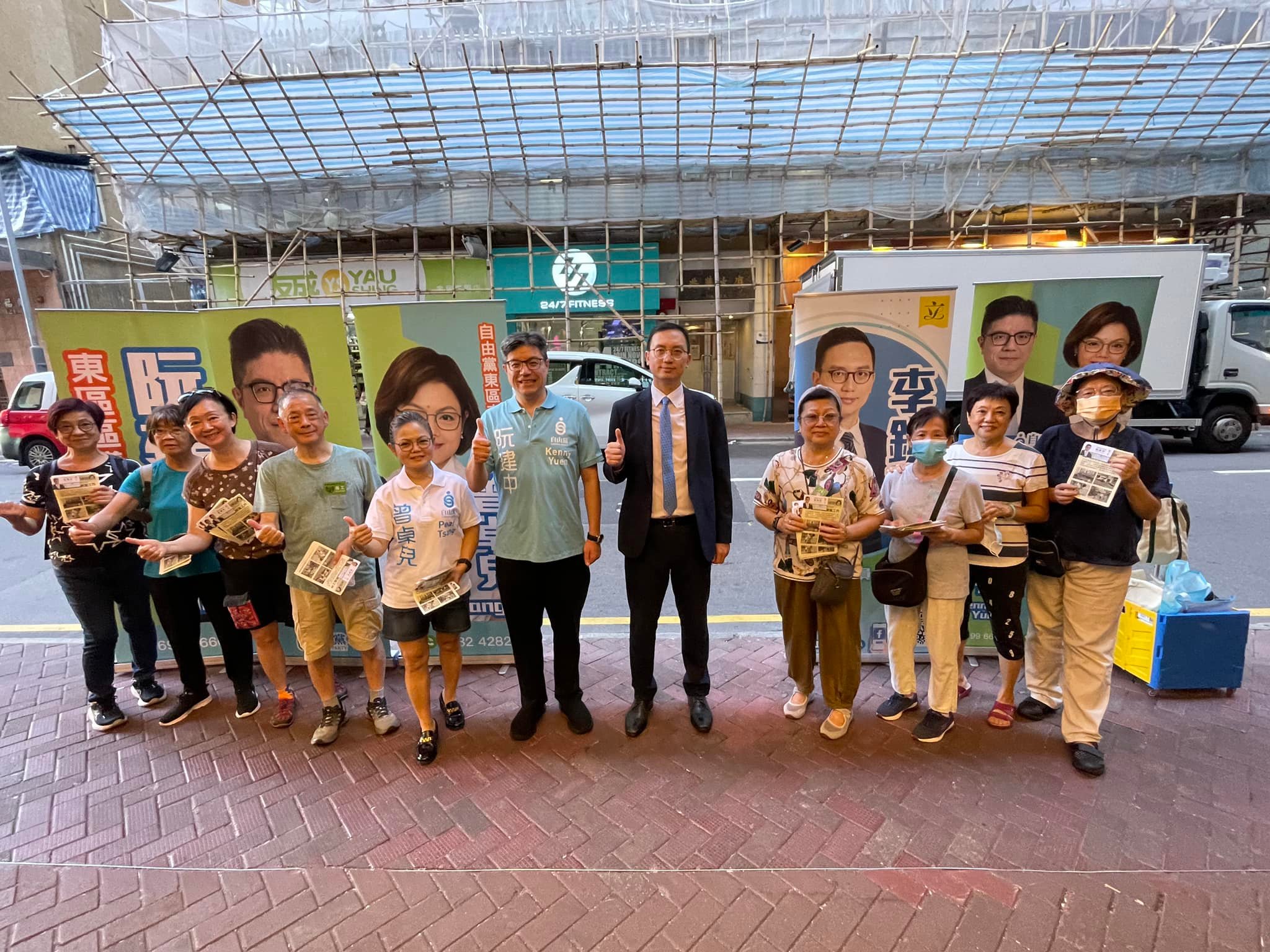 建中和卓兒今日下午到健威坊流動服務站聽取街坊們的意見🗣️... - 阮建中 - Kenny Yuen | Facebook