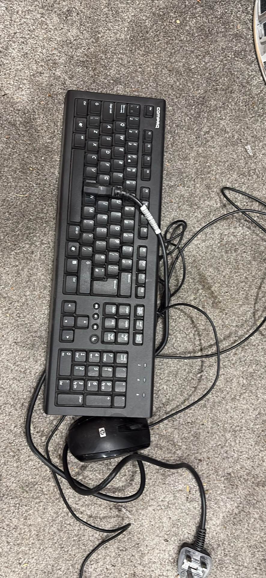 Compaq PC bundle. Base unit, 2 x monitor, keyboard and mouse - Desktop ...