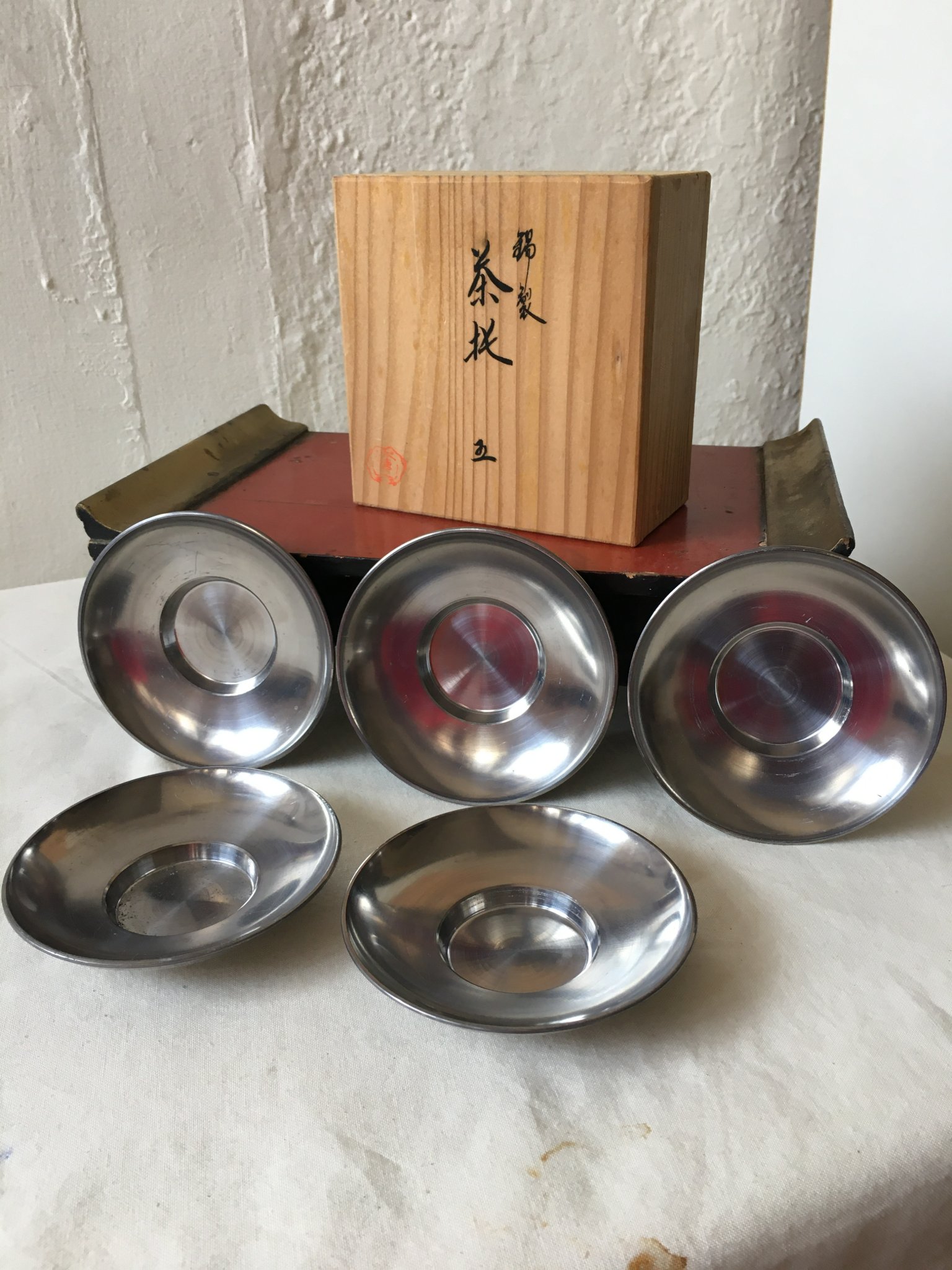 日本京都舊物英祥堂錫茶托一套材質:錫,木盒尺寸:直徑: 9.5公分讓藏價