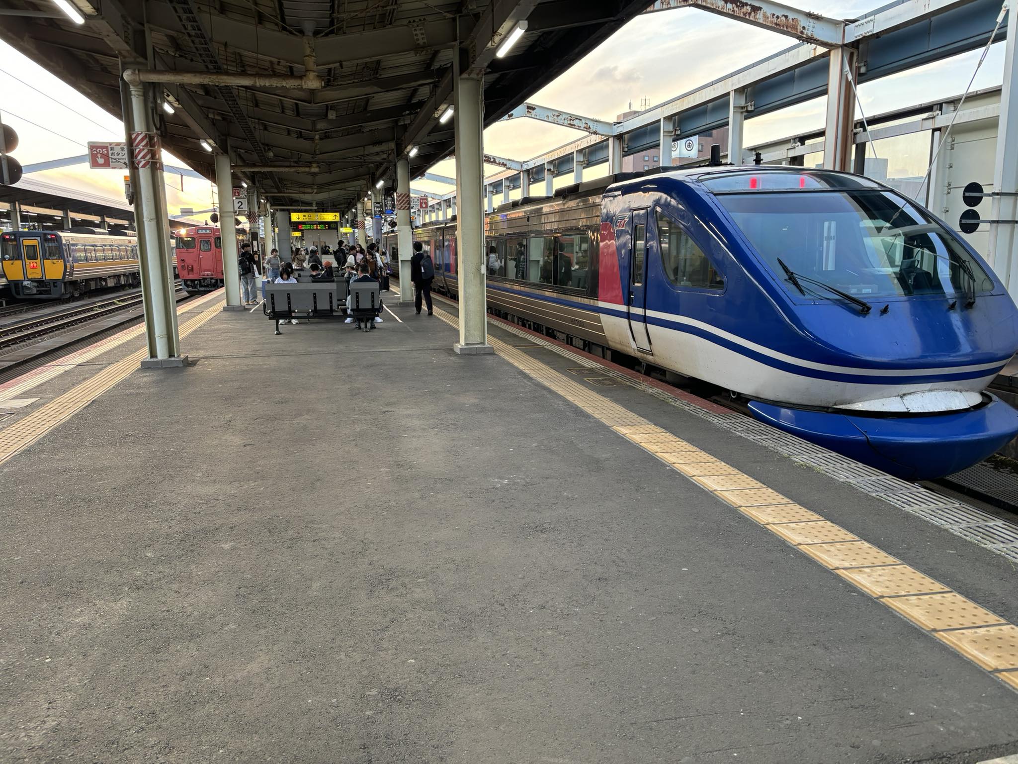 JR鳥取駅で、青、赤、黄色の信号機並びを撮影しました。JR鳥取駅には、短い編成の車両が多いので、スーパーはくとの編成の長さには圧倒されてしまい ...