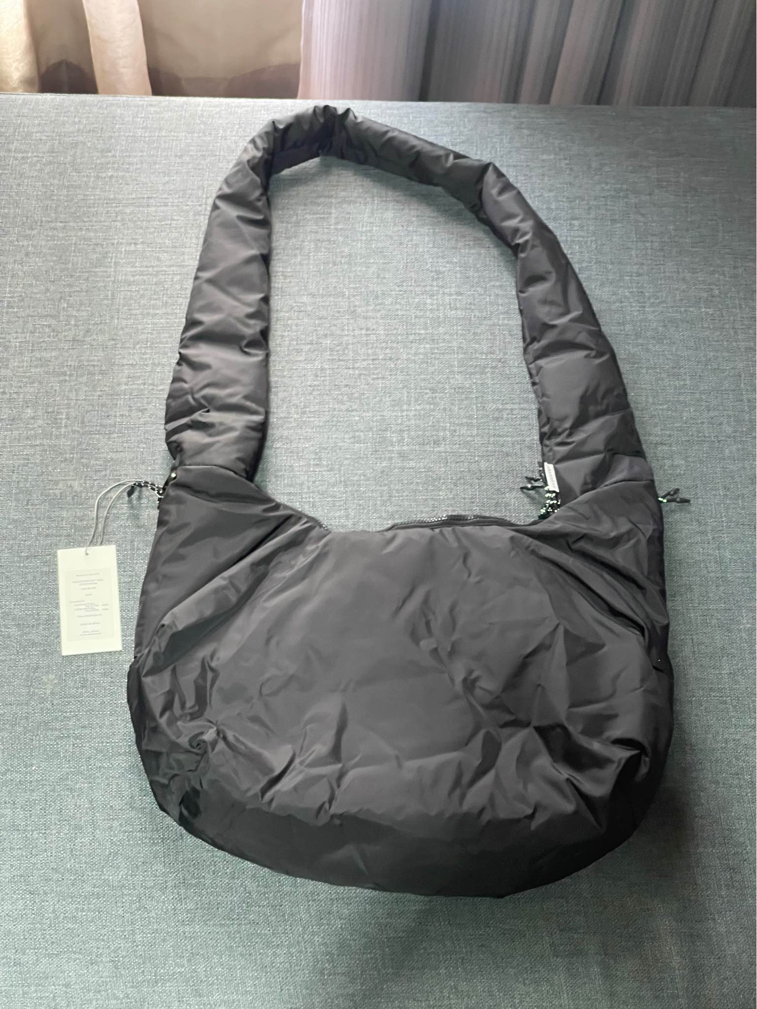 全新Clesste PADDED SYSTEM BAG M號這個尺寸是唯一可以斜背的。 此款為 