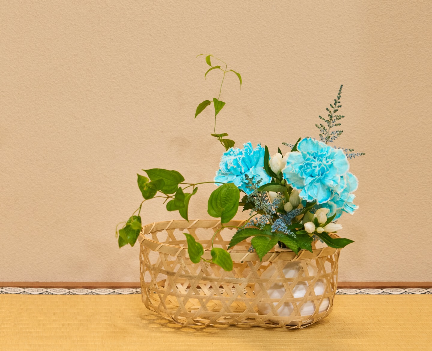 暑い季節に、見た目にも涼しく心がほっとするような生け花をご紹介し