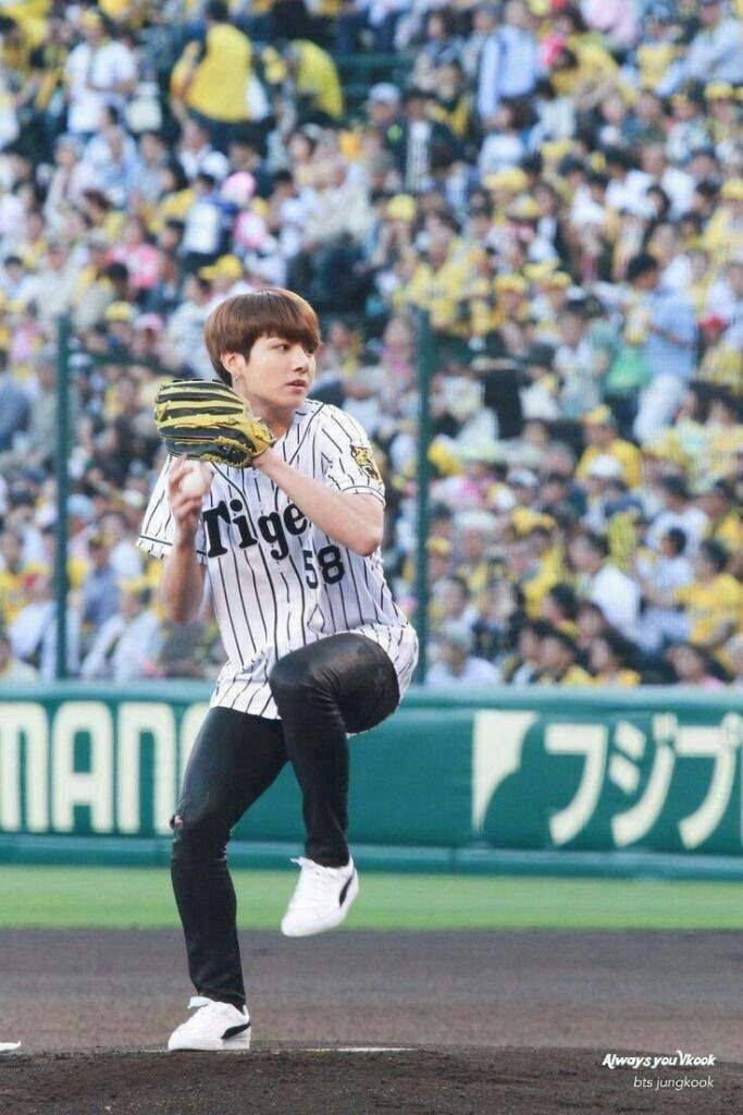 jungkook threw the first pitch at a Hanshin Tigers baseball in