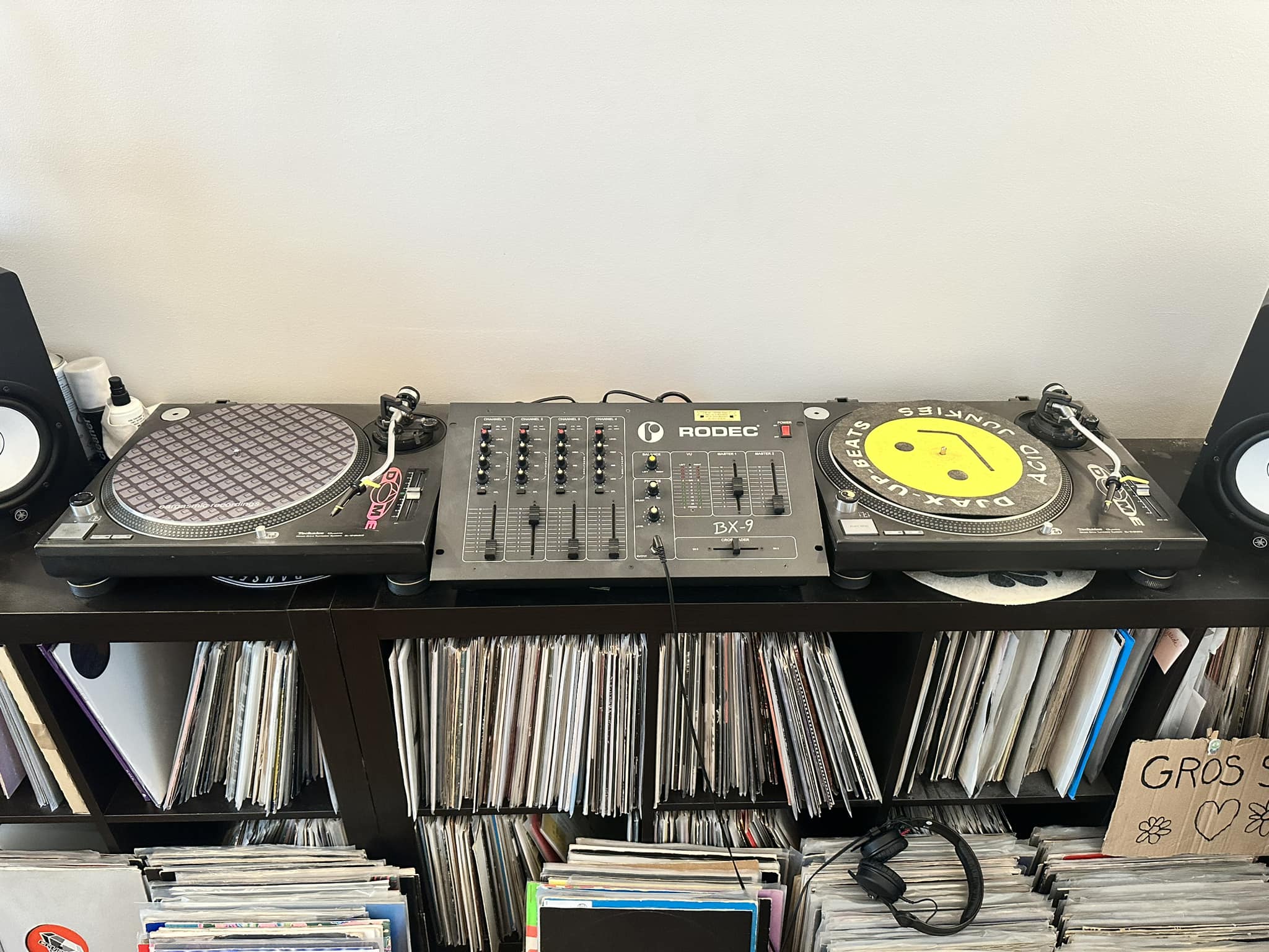 My set up : 2x Technics 1210 MK2 Pioneer XDJ-XZ Yamaha HS7
