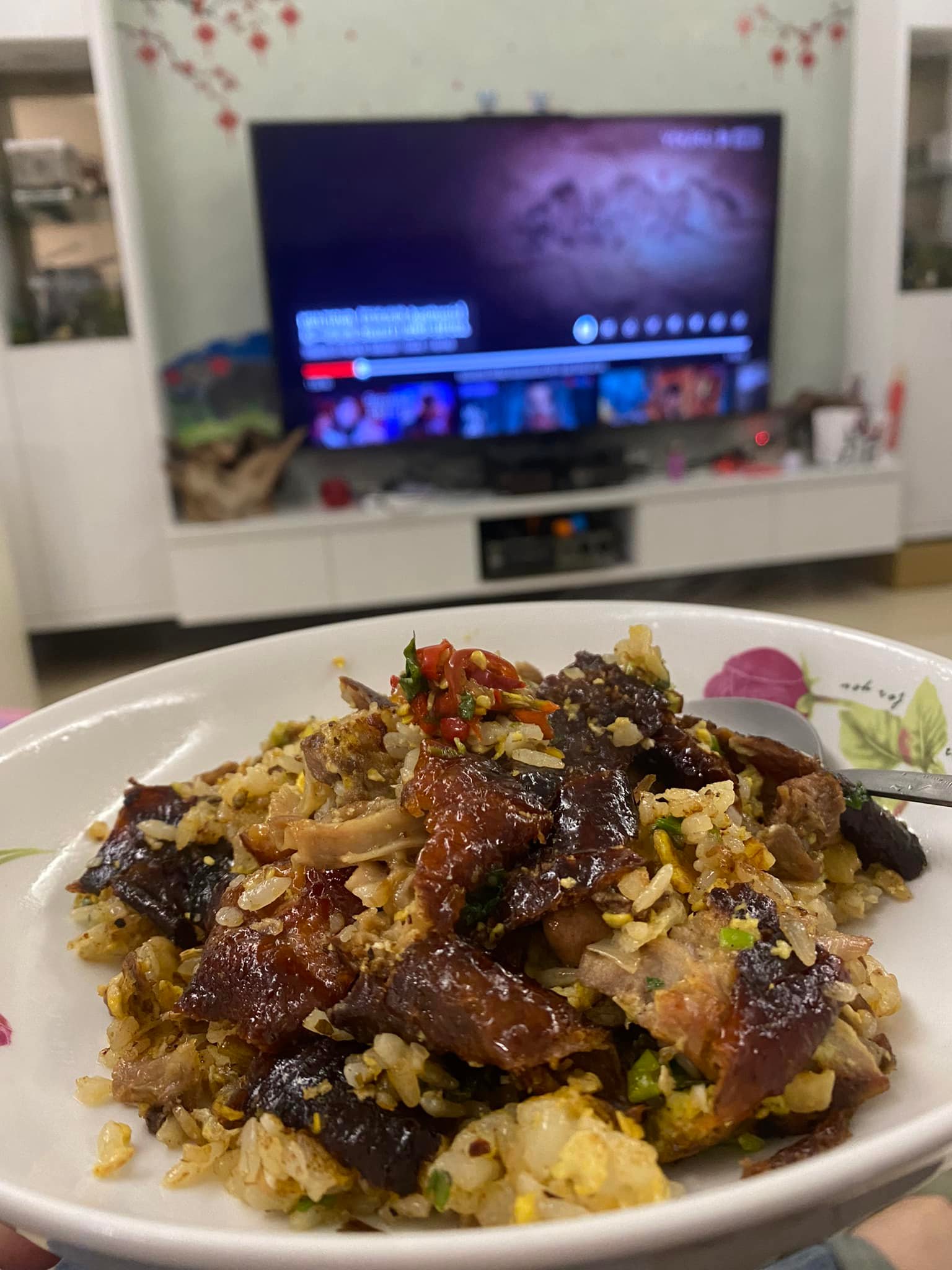 錵鑶居家料理小教室 - 有點餓 又有點冷 連走到便利商店都不想😂 想把前2天打包的鴨架子肉剝一剝炒飯...