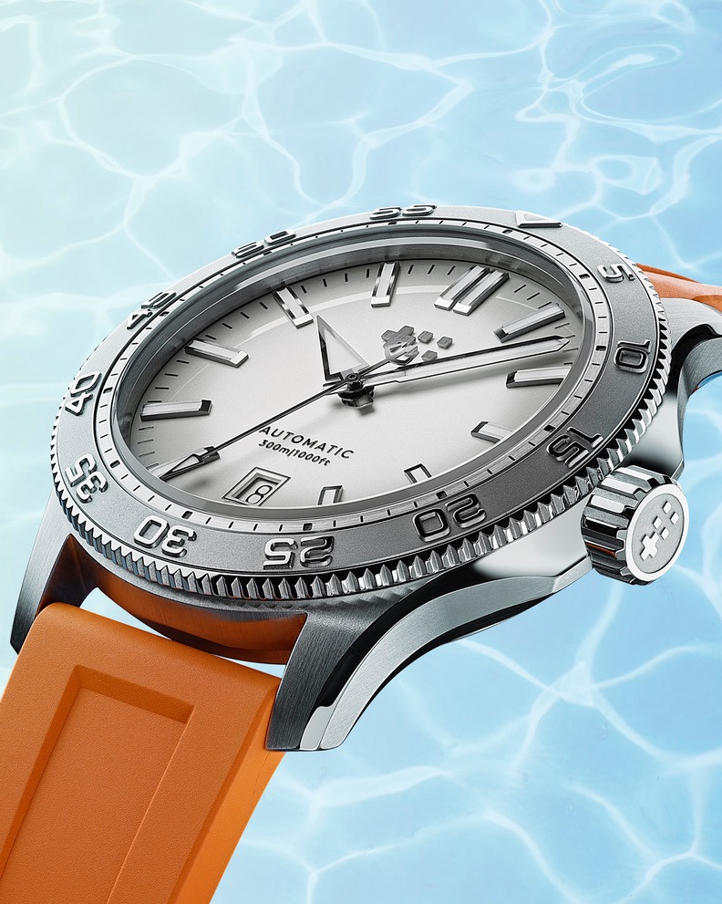 The C60 Atoll 300 features a lacquered dial that gradually fades