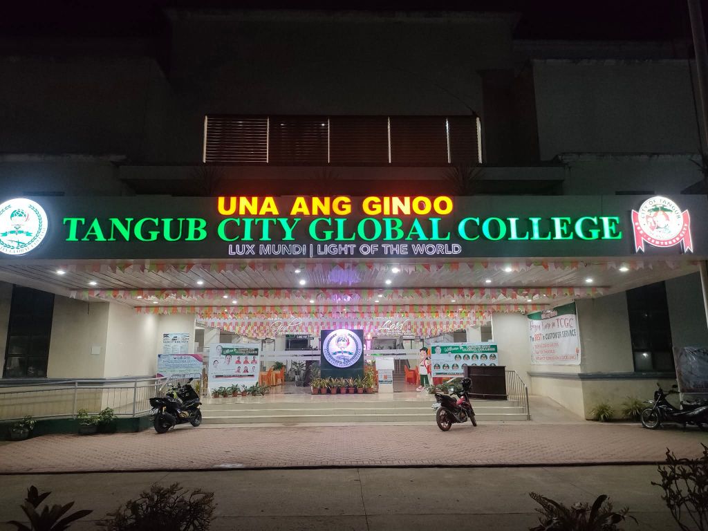 TCGC - 𝐀 𝐁𝐫𝐢𝐠𝐡𝐭𝐞𝐫 𝐈𝐝𝐞𝐧𝐭𝐢𝐭𝐲 𝐟𝐨𝐫 𝐓𝐚𝐧𝐠𝐮𝐛 𝐂𝐢𝐭𝐲 𝐆𝐥𝐨𝐛𝐚𝐥 𝐂𝐨𝐥𝐥𝐞𝐠𝐞! 💚 Standing ...