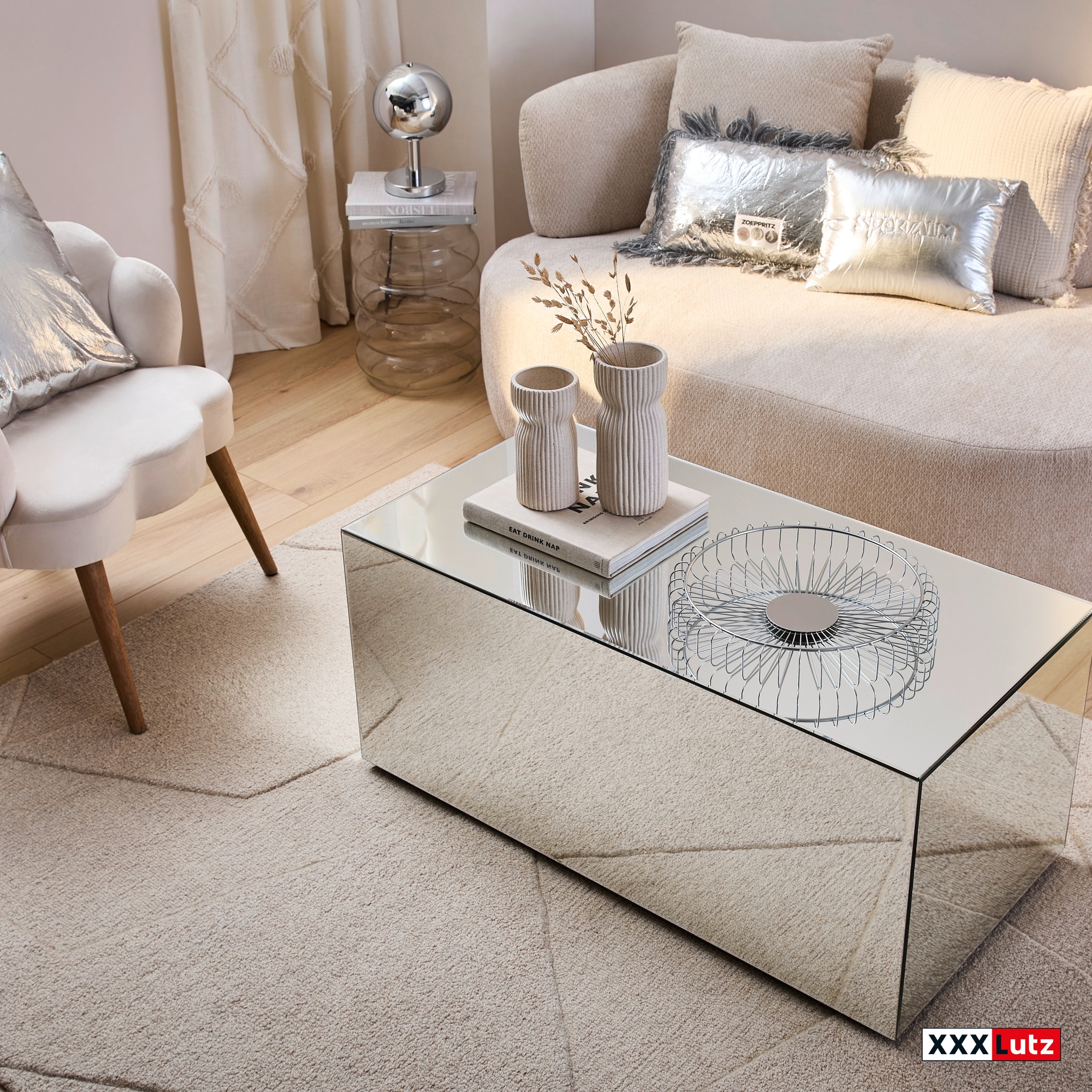 Chrom-Akzente, ob als Teil deiner Möbel oder als dekorative Elemente, sind vielseitig und zeitlos! 🤩 Hast du Zuhause stylische Chrom-Deko? 😃 Hier entdecken: https://www.xxxlutz.de/c/chrom-trend