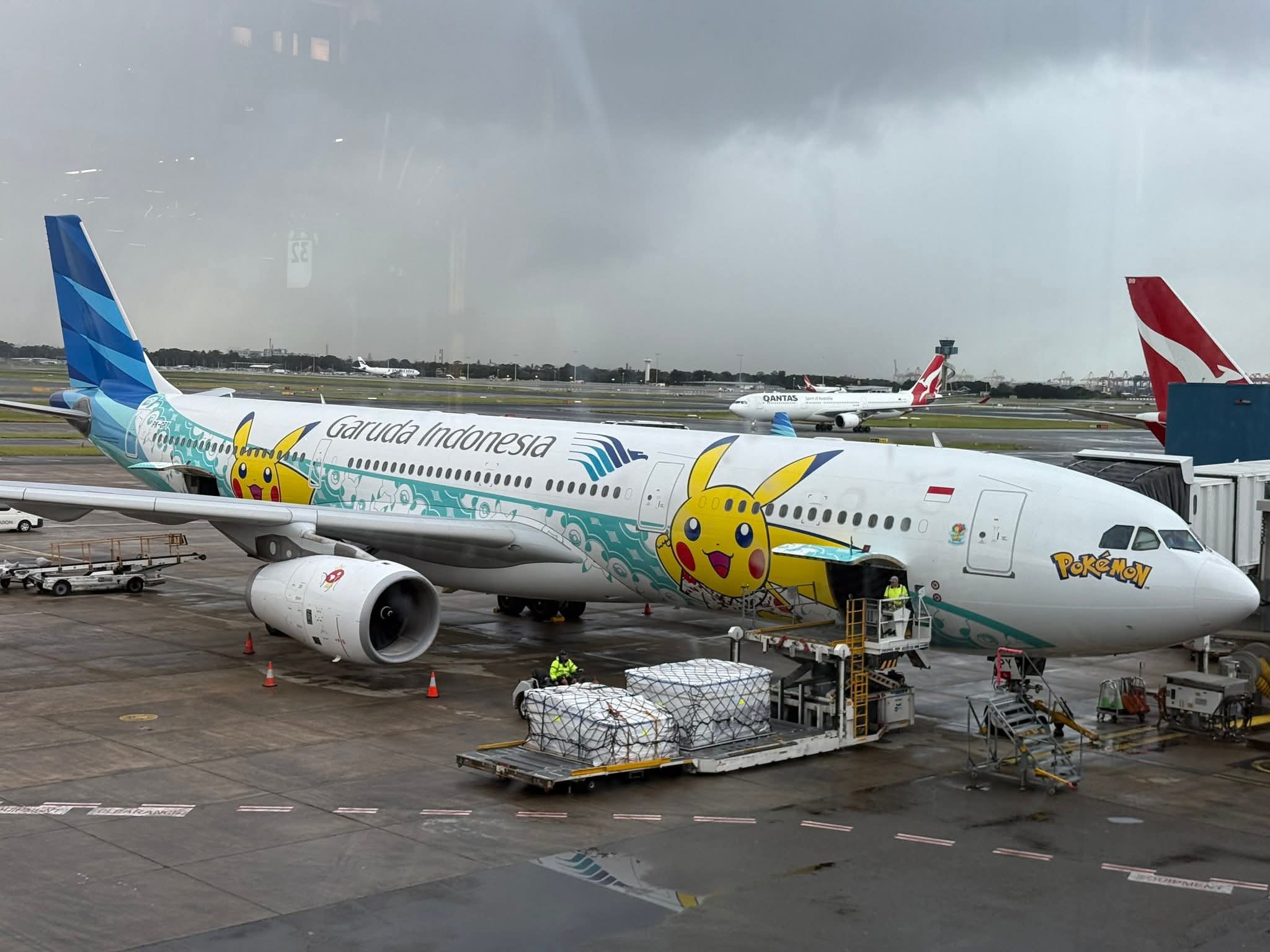 Garuda A330-300 seat layout with gap?