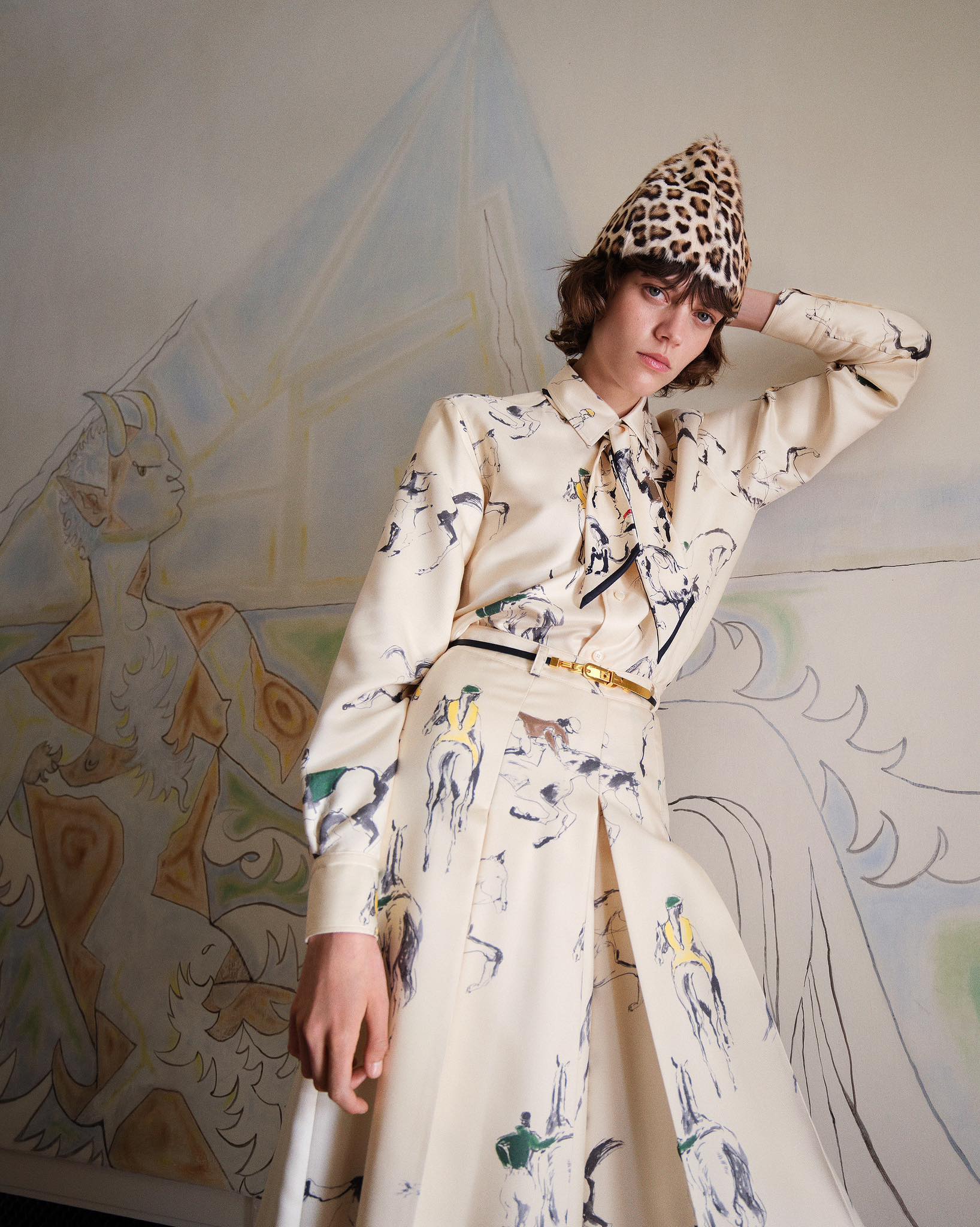 Interwoven with intricate narratives from the elegant world of horse-riding. In effortless silk twill, this ensemble from the Fall/Winter 2025-2026 Collection is adorned with a lively tableau of horses and riders in