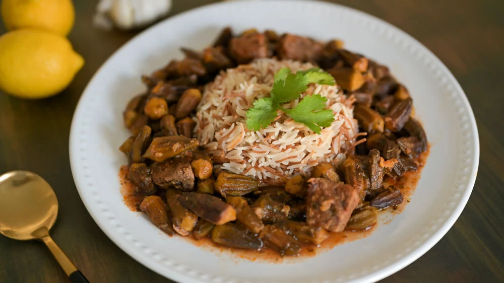 Arabic - Okra Stew (Bamya w Roz) 🥩🥒🍚 Fried okra 🥒 is simmered in a ...