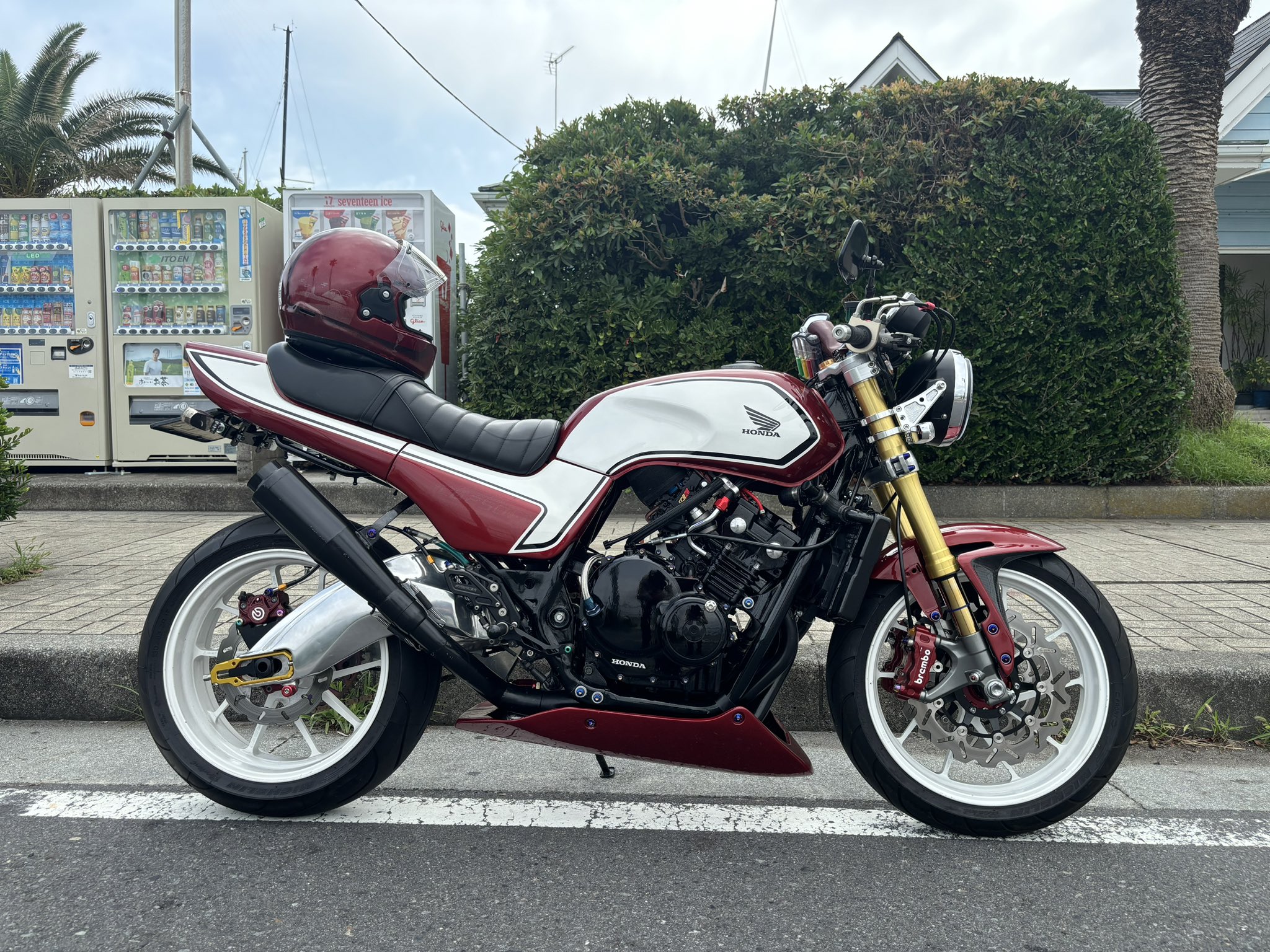 CBX400Fに似てるトコから最近は族仕様にされがちなホンダJADEベース