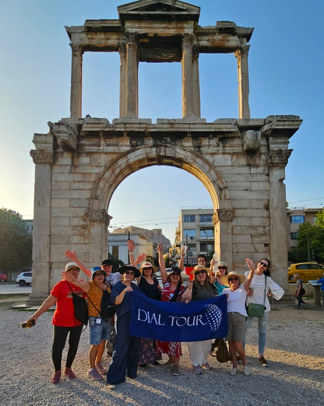 DIAL - O Arco de Adriano, localizado em Atenas, é uma estrutura ...
