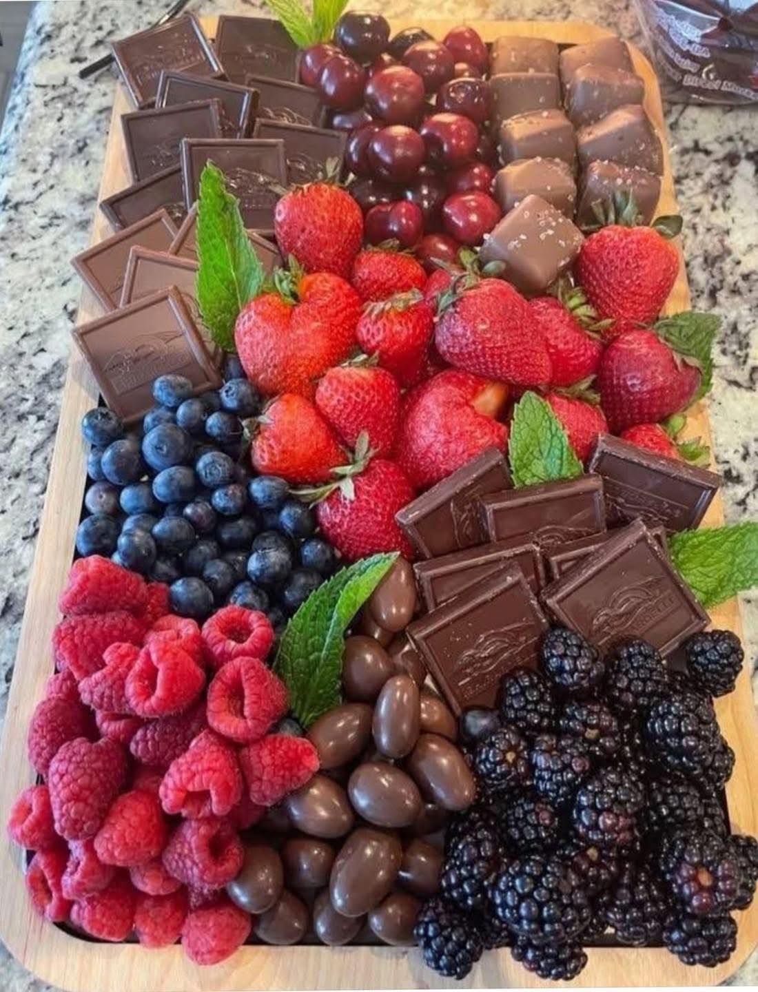 Hello, - Delicious fruit and chocolate board! 🍫🍓 Source unknown | Facebook
