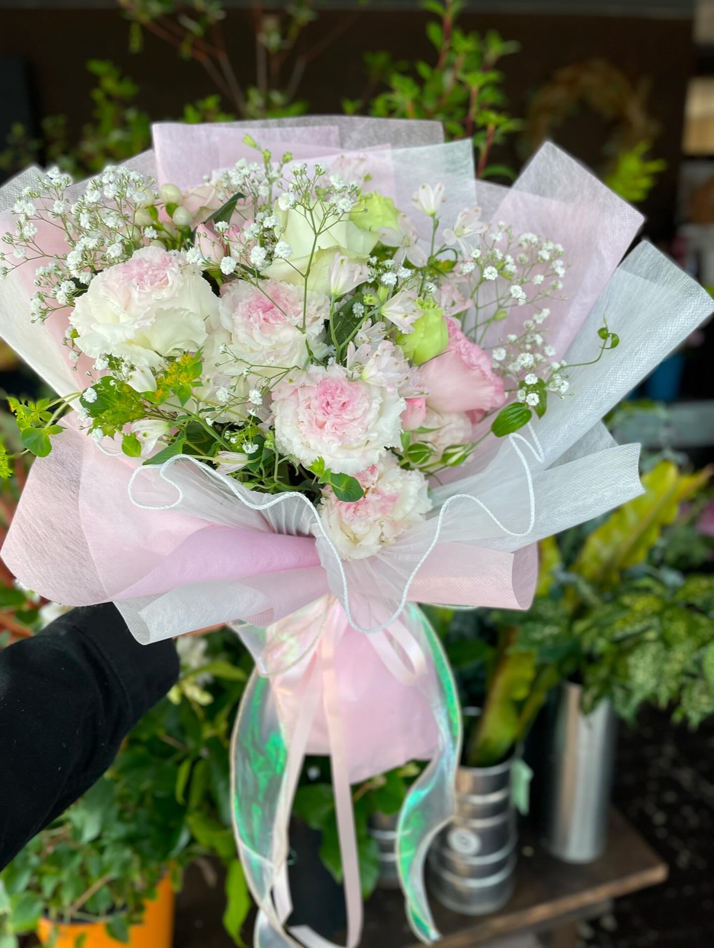 オーロラのリボンと合わせたふわふわでかわいいピンクの花束