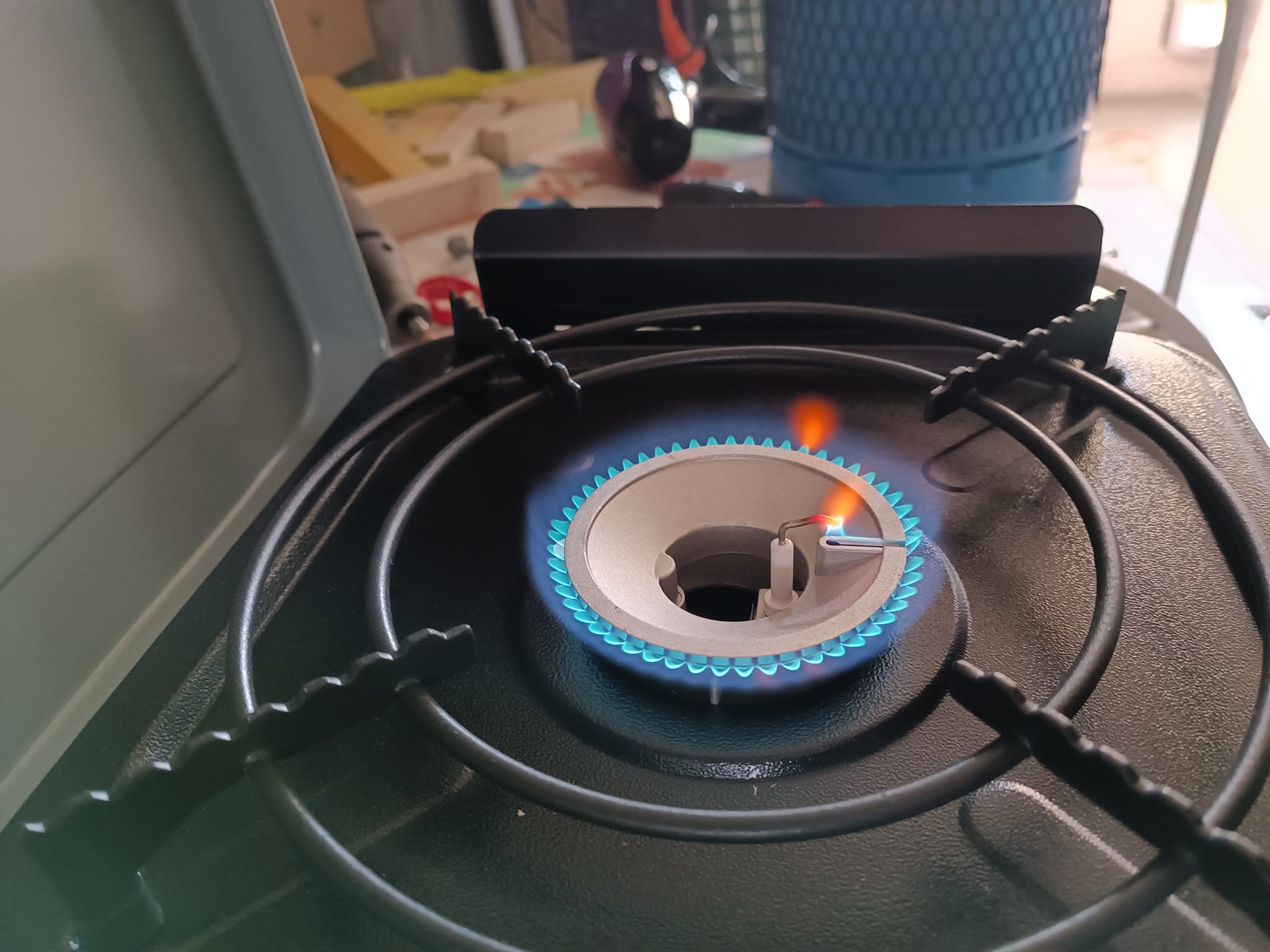 Réchod à Gaz Camping 3 Feux 5,4 KW – Auto-allumage, Tuyau 150 Cm + Régulateur 37 Mbar, Noir
