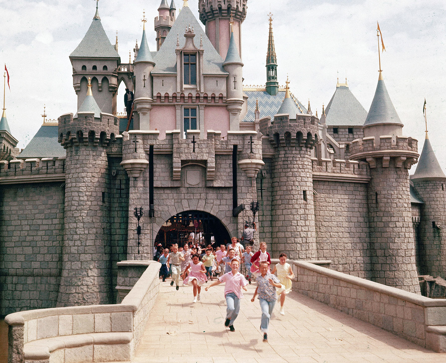 🎉 ON THIS DATE — January 11, 1990 🎉 Disneyland officially kicked