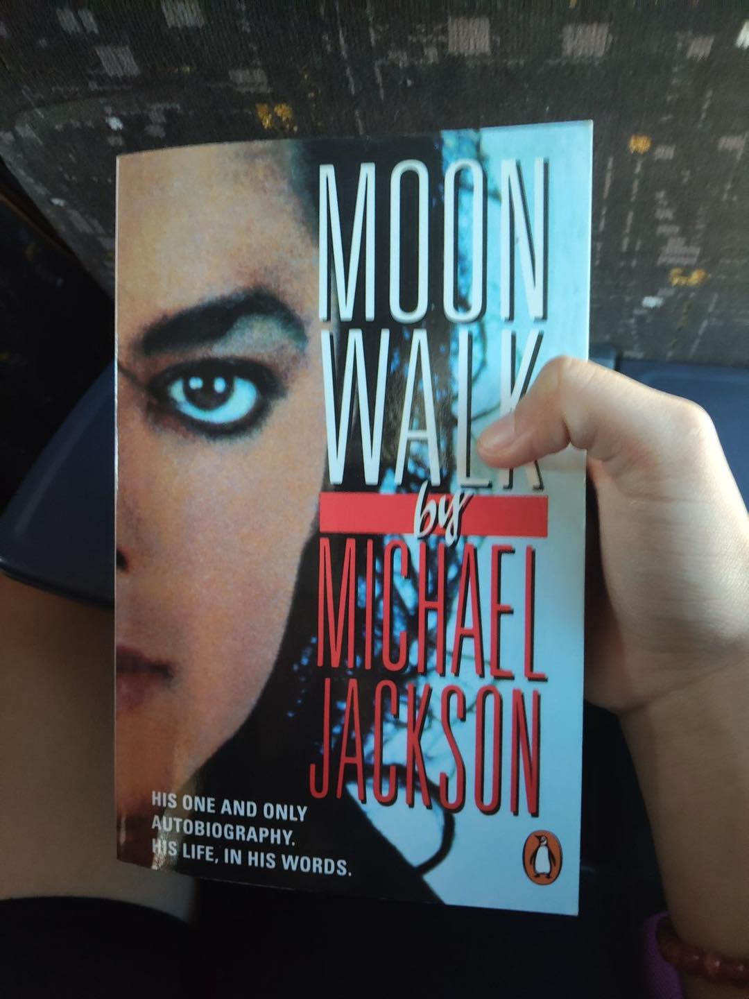 📘 Moonwalk — Michael Jackson's Autobiography (1988) Moonwalk is