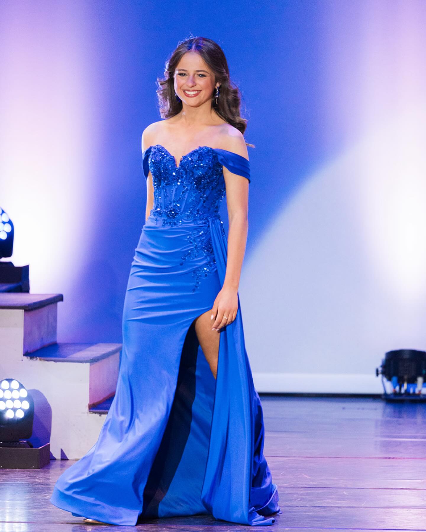 Cole Escola made awards history in a Cinderella blue dress inspired by Bernadette Peters' legendary 1999 gown 😍 photos in the comments 👇