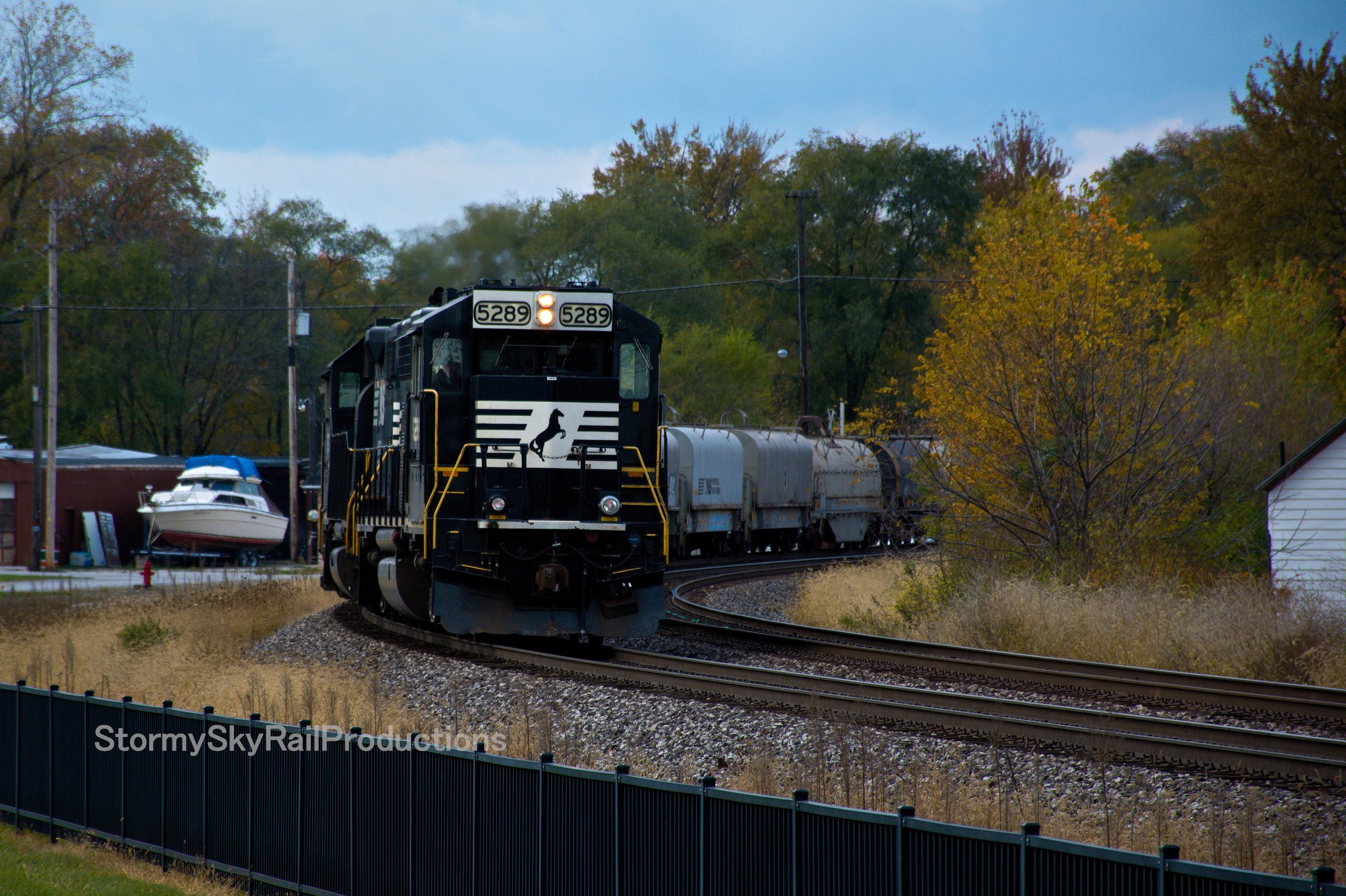 Norfolk Southern 5289 leads coil cars in Fostoria, Ohio