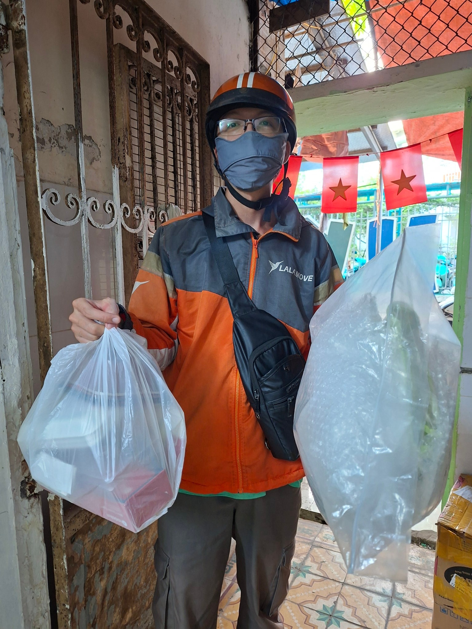 TAGOM - 🌼Đây là những bao rác sạch của 1 anh shipper phân... | Facebook