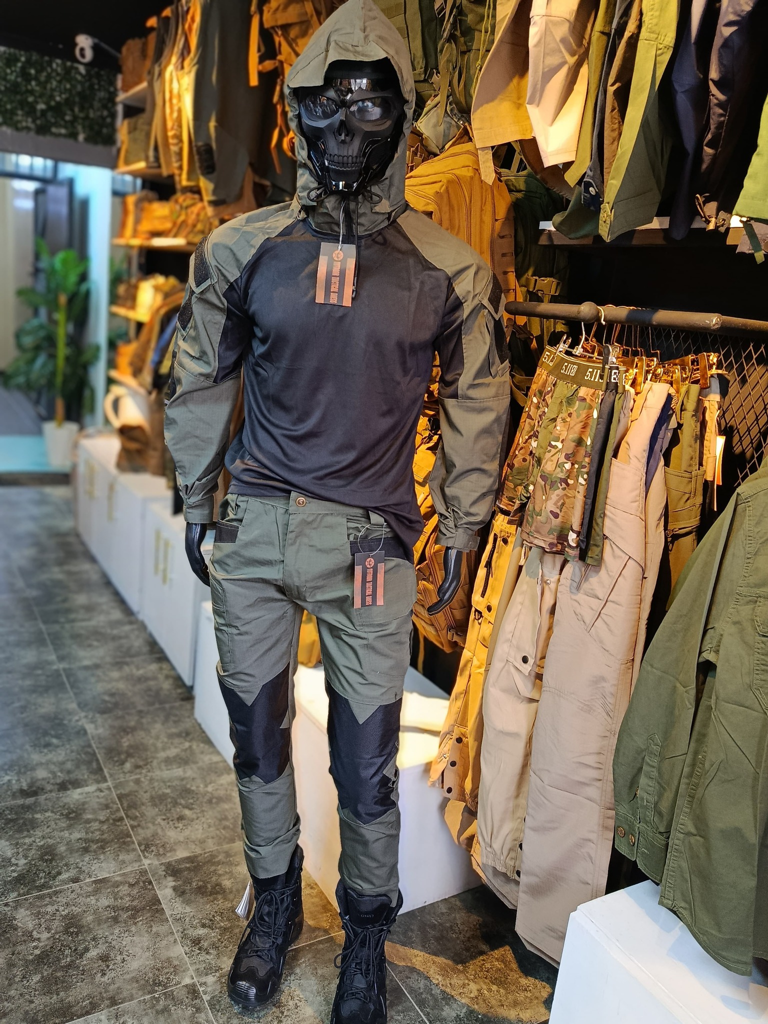 toek.re + Cargo 3.1 + Bolted sweatshirt + Combat boots 1.0 https 