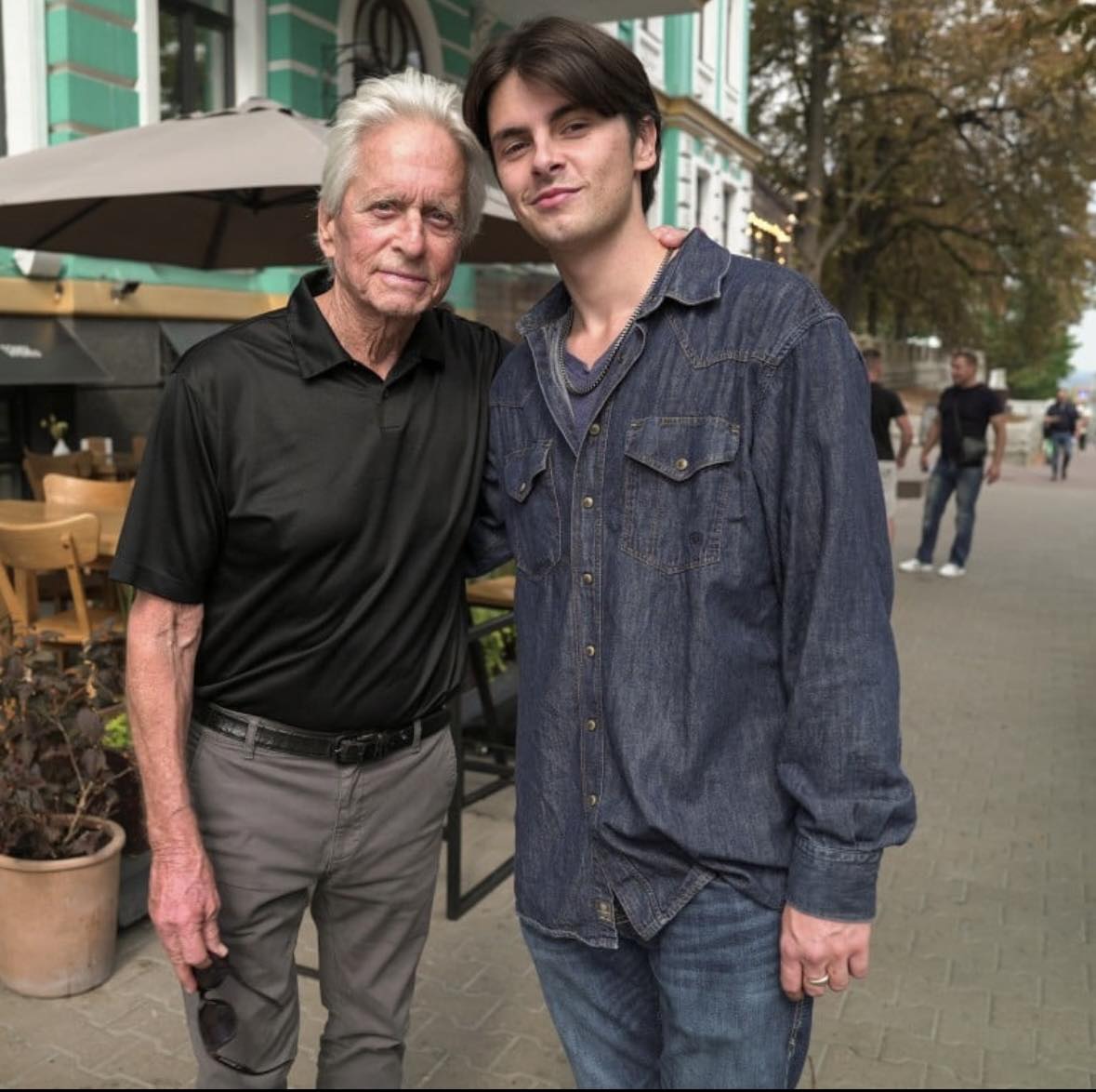 De - Le fils de 2️⃣5️⃣ ans de Michael Douglas, Dylan, attire tous les ...