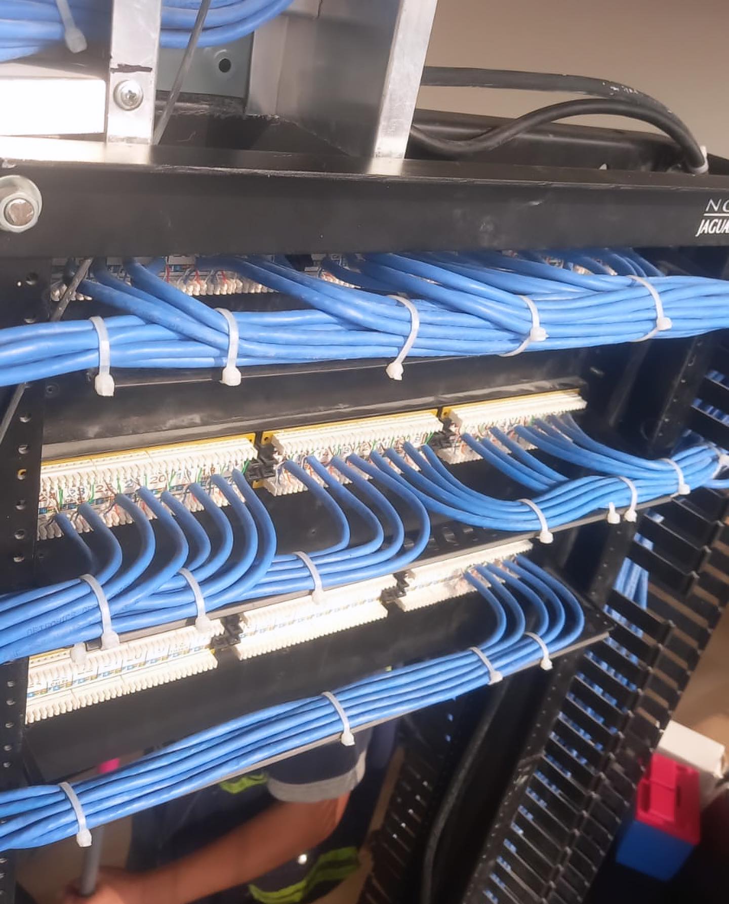 Peinado y etiquetado de rack... - JMDcomunicaciones